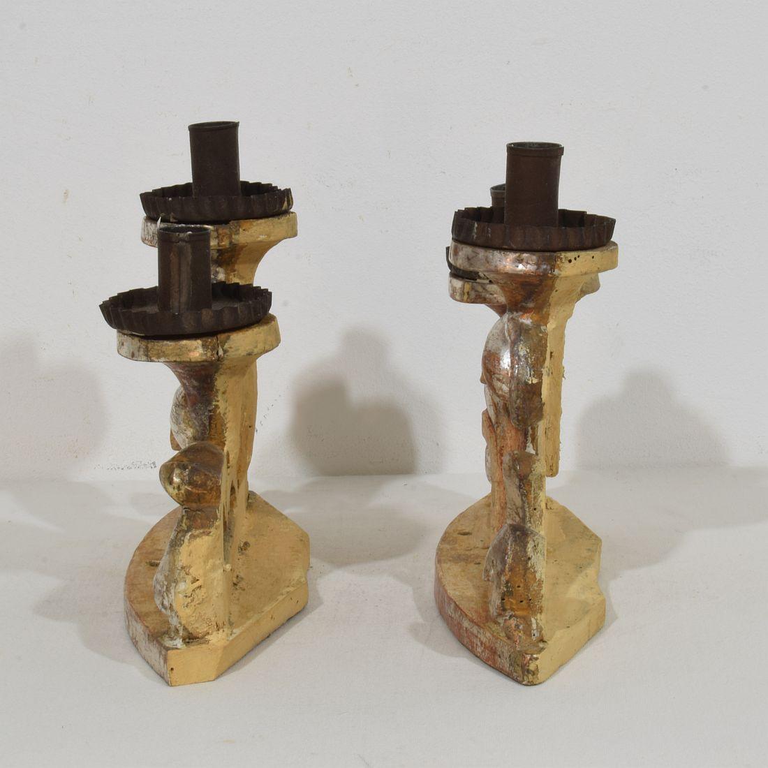 Pareja de candelabros barrocos italianos del siglo XVIII de madera tallada y plateada siglo XVIII y antes en venta