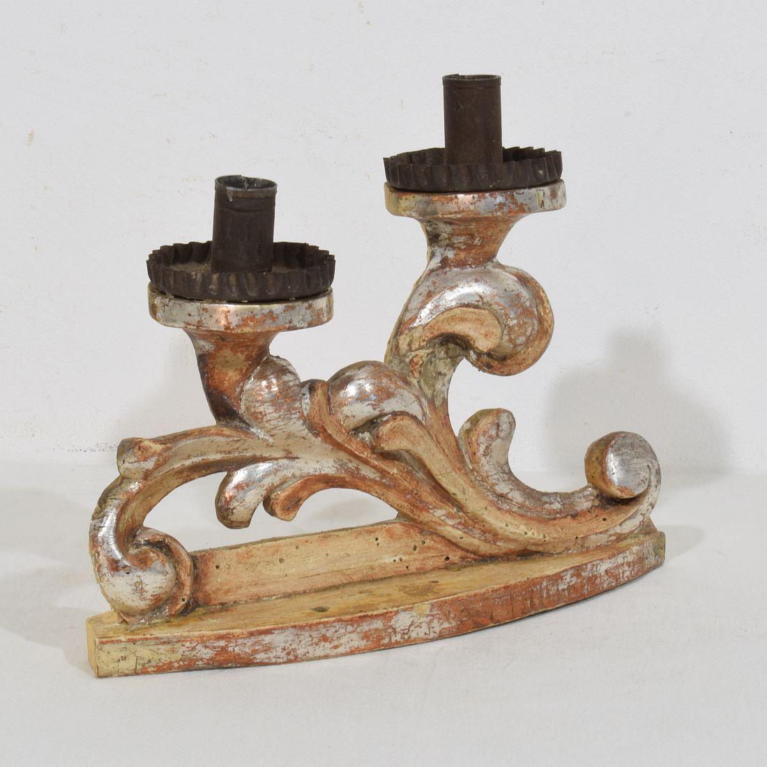 Pareja de candelabros barrocos italianos del siglo XVIII de madera tallada y plateada Madera en venta