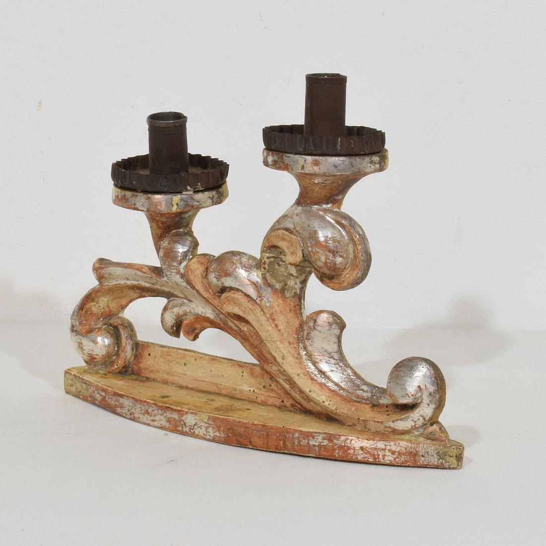 Pareja de candelabros barrocos italianos del siglo XVIII de madera tallada y plateada en venta 1