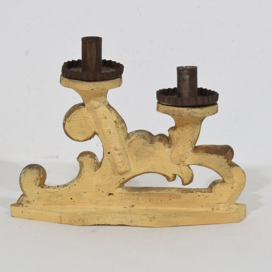 Pareja de candelabros barrocos italianos del siglo XVIII de madera tallada y plateada en venta 1