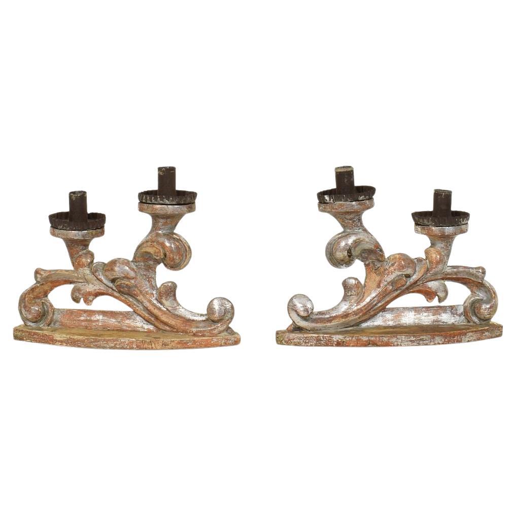 Pareja de candelabros barrocos italianos del siglo XVIII de madera tallada y plateada