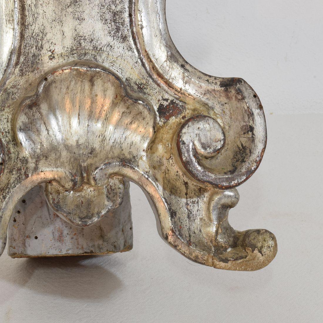 Couple de chandeliers baroques italiens du XVIIIe siècle en bois sculpté et argenté en vente 5