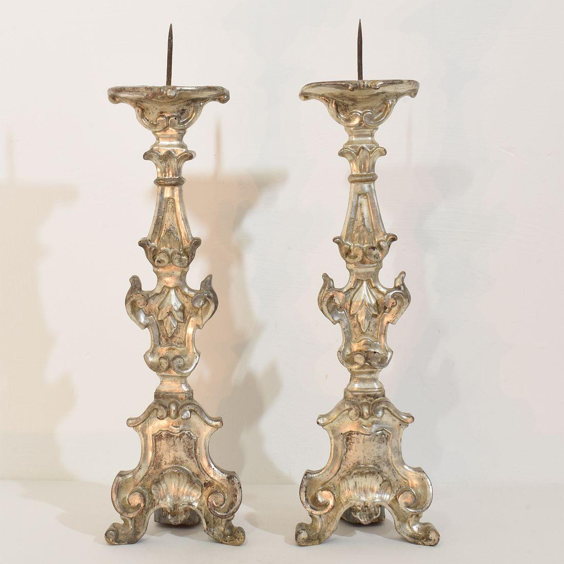 Pareja de candelabros barrocos italianos del siglo XVIII de madera tallada y plateada Barroco en venta