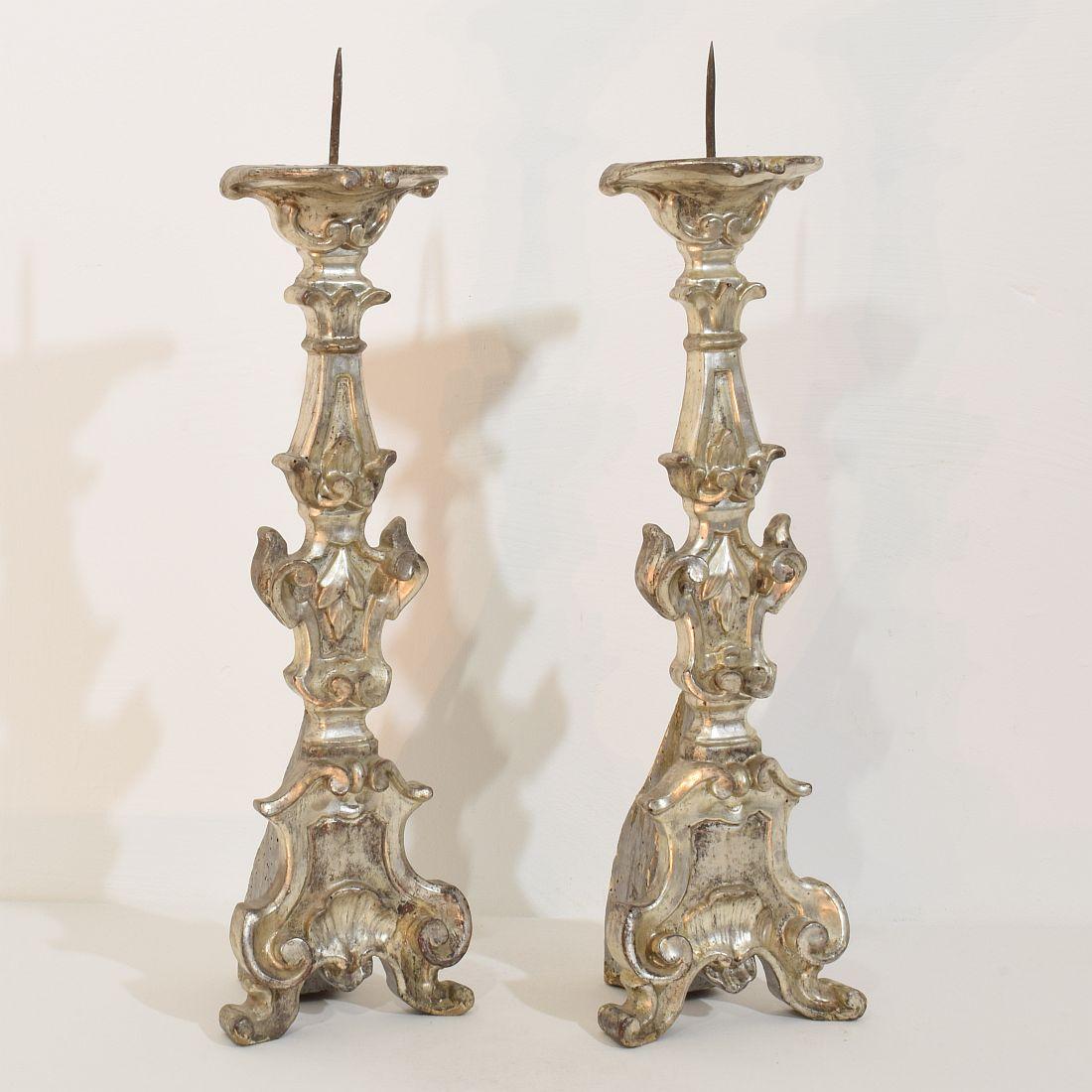 Paar italienische Barock-Kerzenständer aus geschnitztem Holz und versilbertem Holz aus dem 18. Jahrhundert im Zustand „Gut“ im Angebot in Buisson, FR