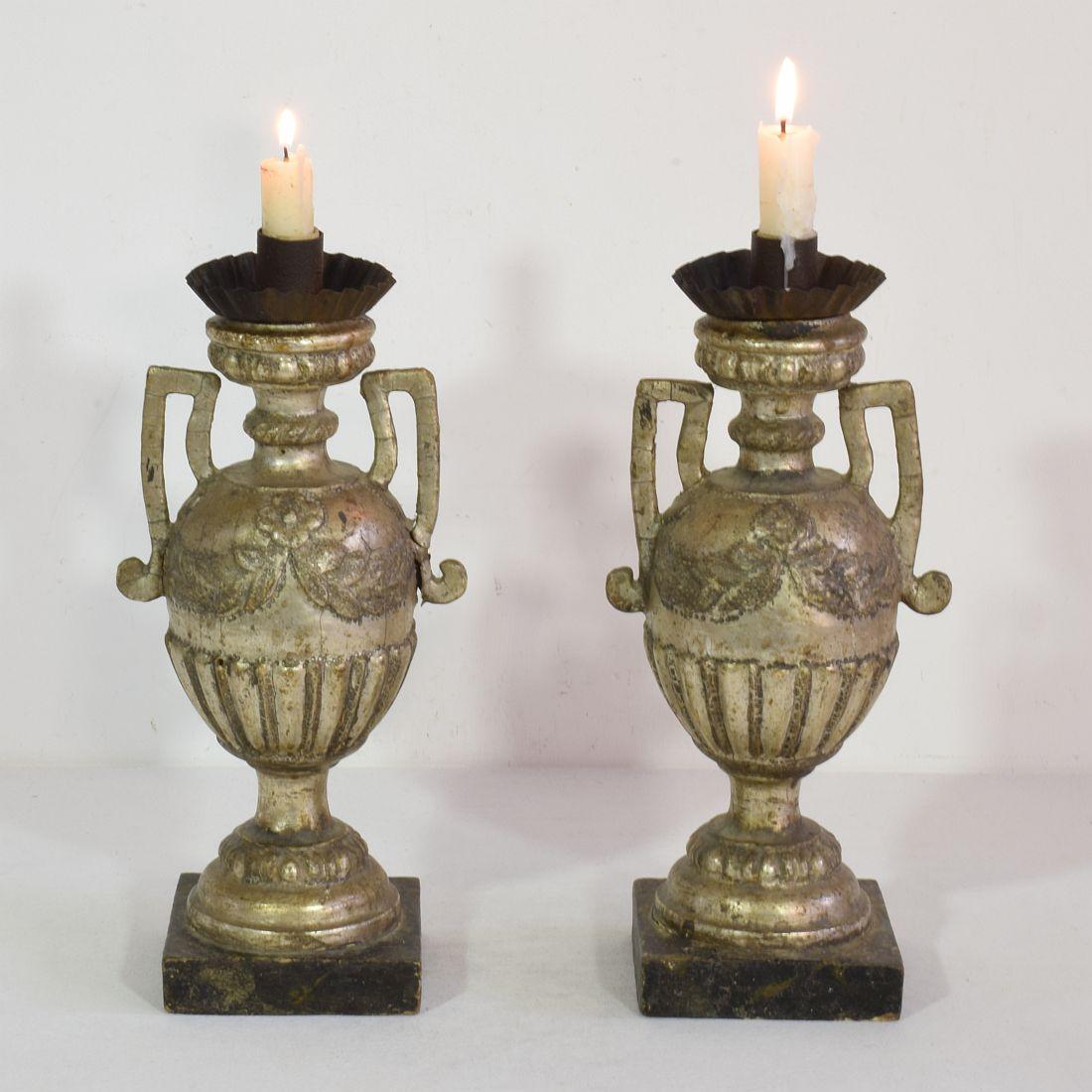 Großartiges Paar neoklassischer Kerzenhalter mit originalem Silber.
Sie sind aus Holz und Eisen gefertigt.
Italien, ca. 1770-1800.
Verwittert und kleine Schäden.