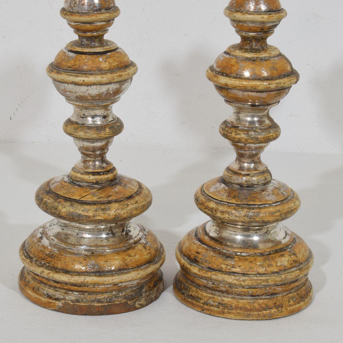 Couple of 18th Century Italian Neoclassical Silvered Wooden Candlesticks in vendita 5
