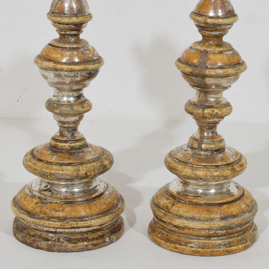 Couple of 18th Century Italian Neoclassical Silvered Wooden Candlesticks in vendita 6