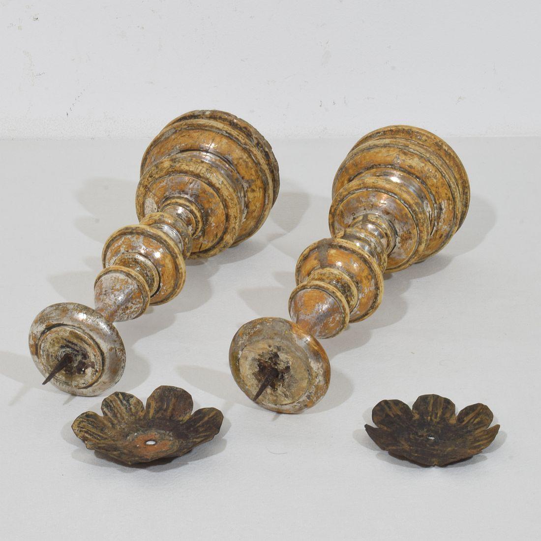 Couple of 18th Century Italian Neoclassical Silvered Wooden Candlesticks in vendita 10