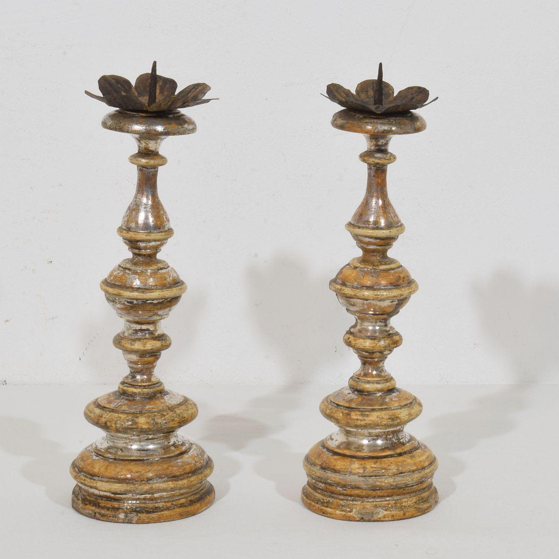 Couple of 18th Century Italian Neoclassical Silvered Wooden Candlesticks In condizioni buone in vendita a Buisson, FR