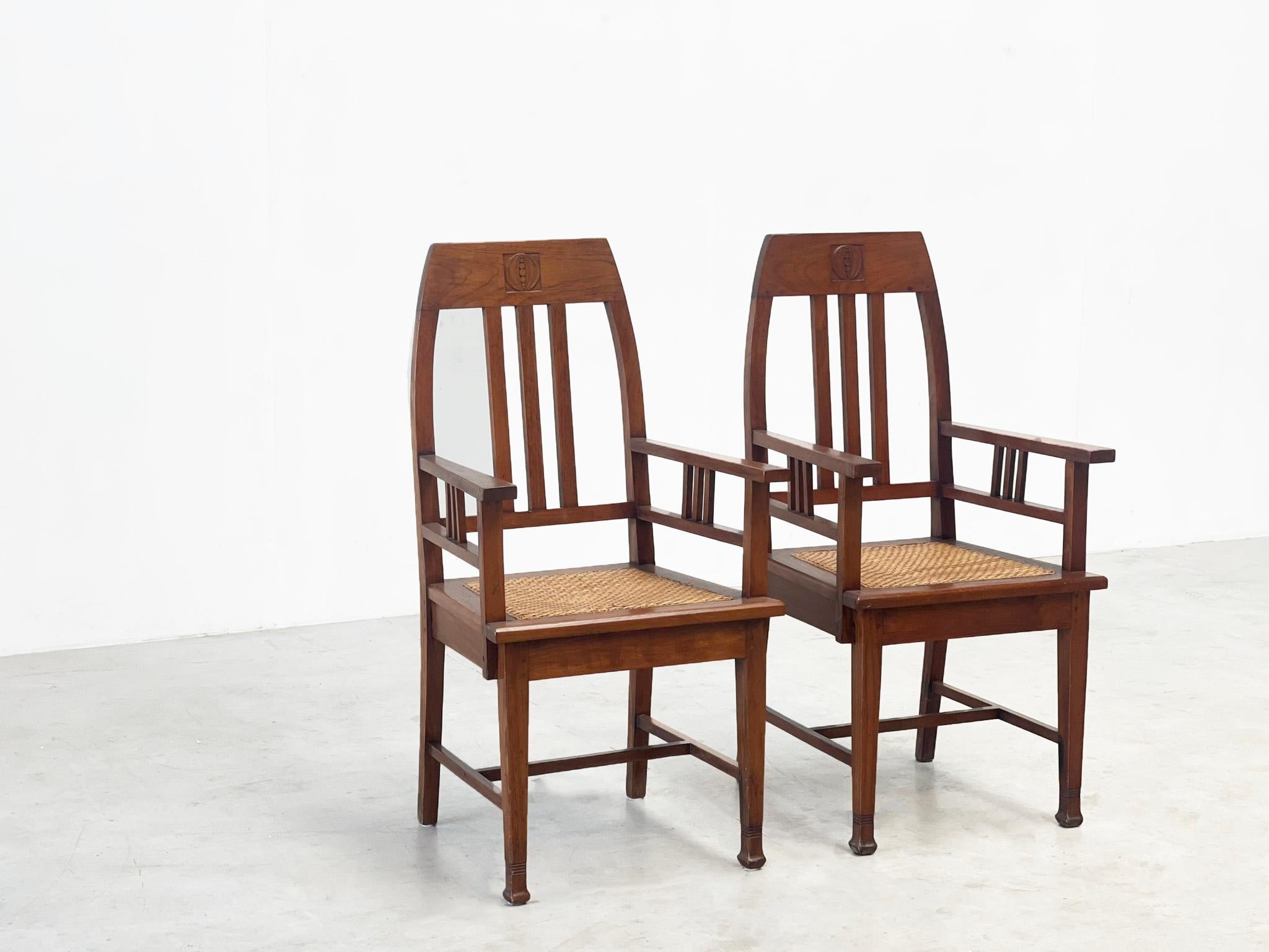 Ein Paar Amsterdamer Schulsessel aus den 1940er Jahren
Hübsches Paar Sessel oder Beistellstühle aus Holland. Diese Stühle wurden von der berühmten Bewegung 