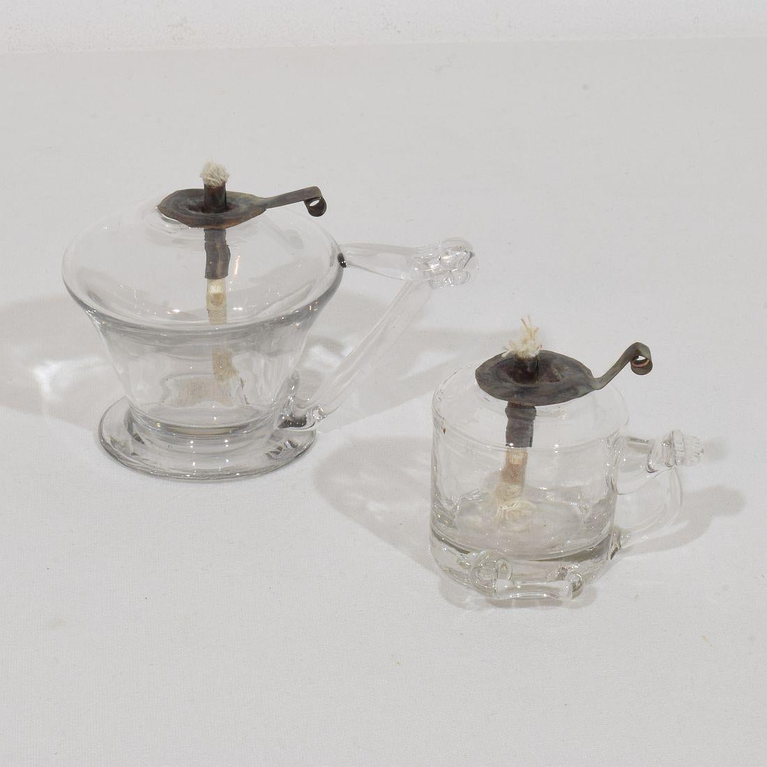 Seltenes Paar von  mundgeblasene Glasweber-Öllampen aus Südfrankreich, Frankreich, um 1800-1900
Sehr guter Zustand. Dochthalter aus Kupfer neueren Datums.
H:5-7cm  B:6-11cm T:5-7cm 