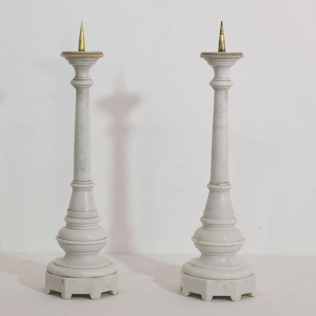 Couple of 19th Century French White Marble Candlesticks In Good Condition In Buisson, FR