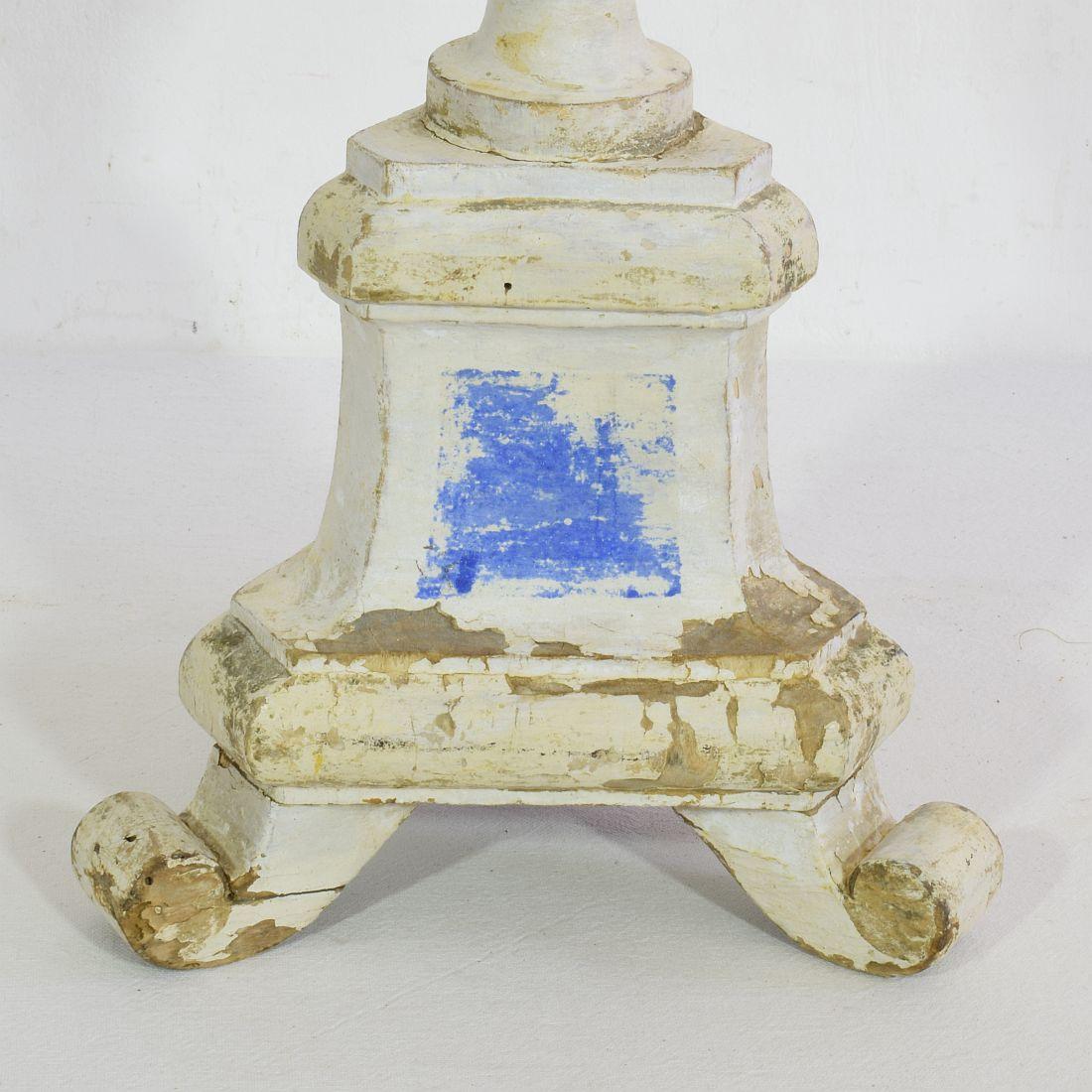 Pareja de candelabros italianos de madera tallada del siglo XIX de estilo neoclásico en venta 5