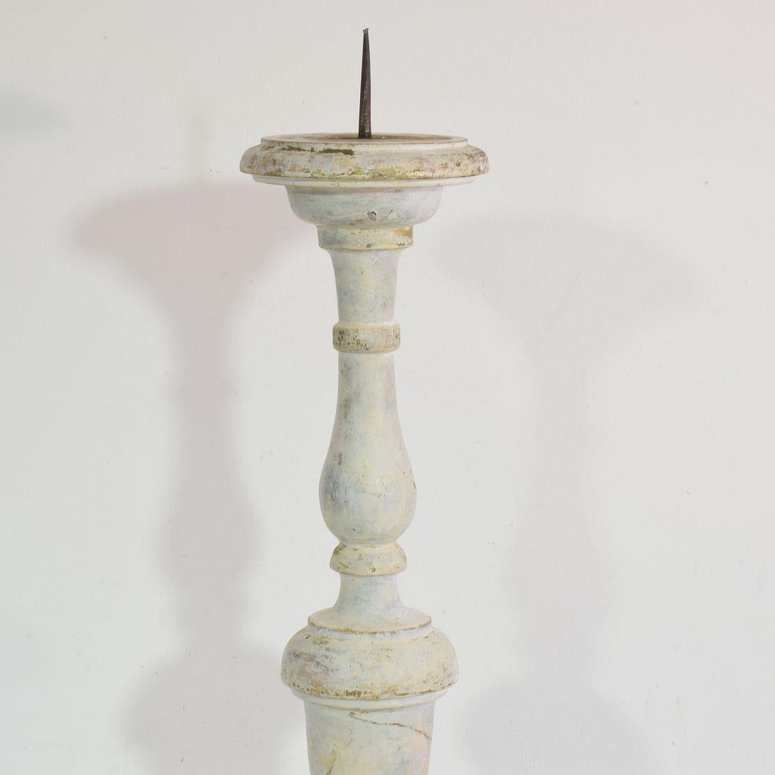 Pareja de candelabros italianos de madera tallada del siglo XIX de estilo neoclásico en venta 6