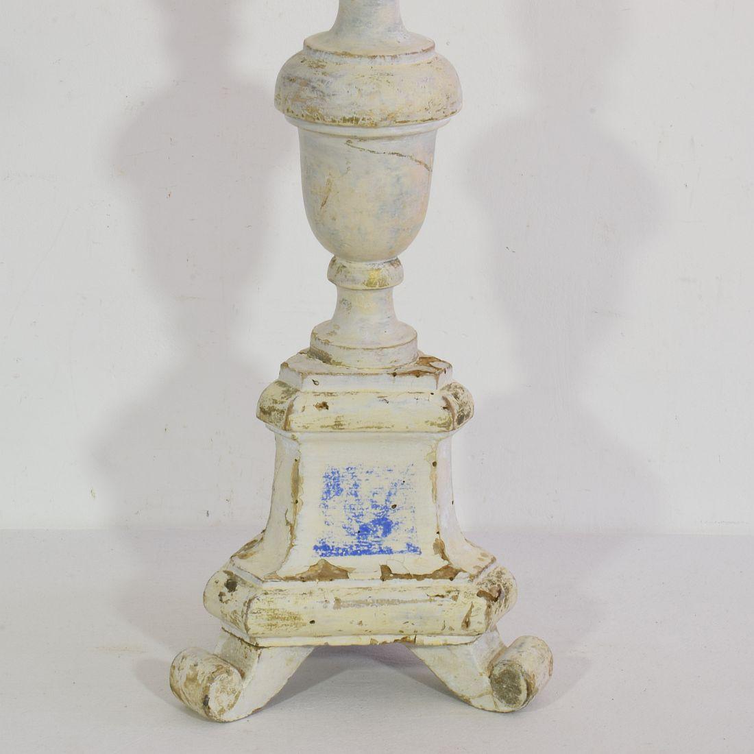 Pareja de candelabros italianos de madera tallada del siglo XIX de estilo neoclásico en venta 7