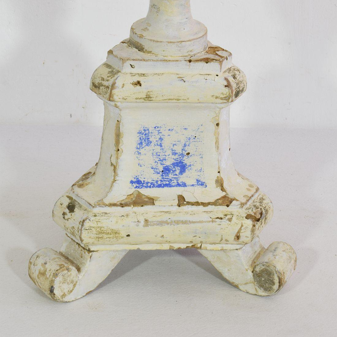 Pareja de candelabros italianos de madera tallada del siglo XIX de estilo neoclásico en venta 10