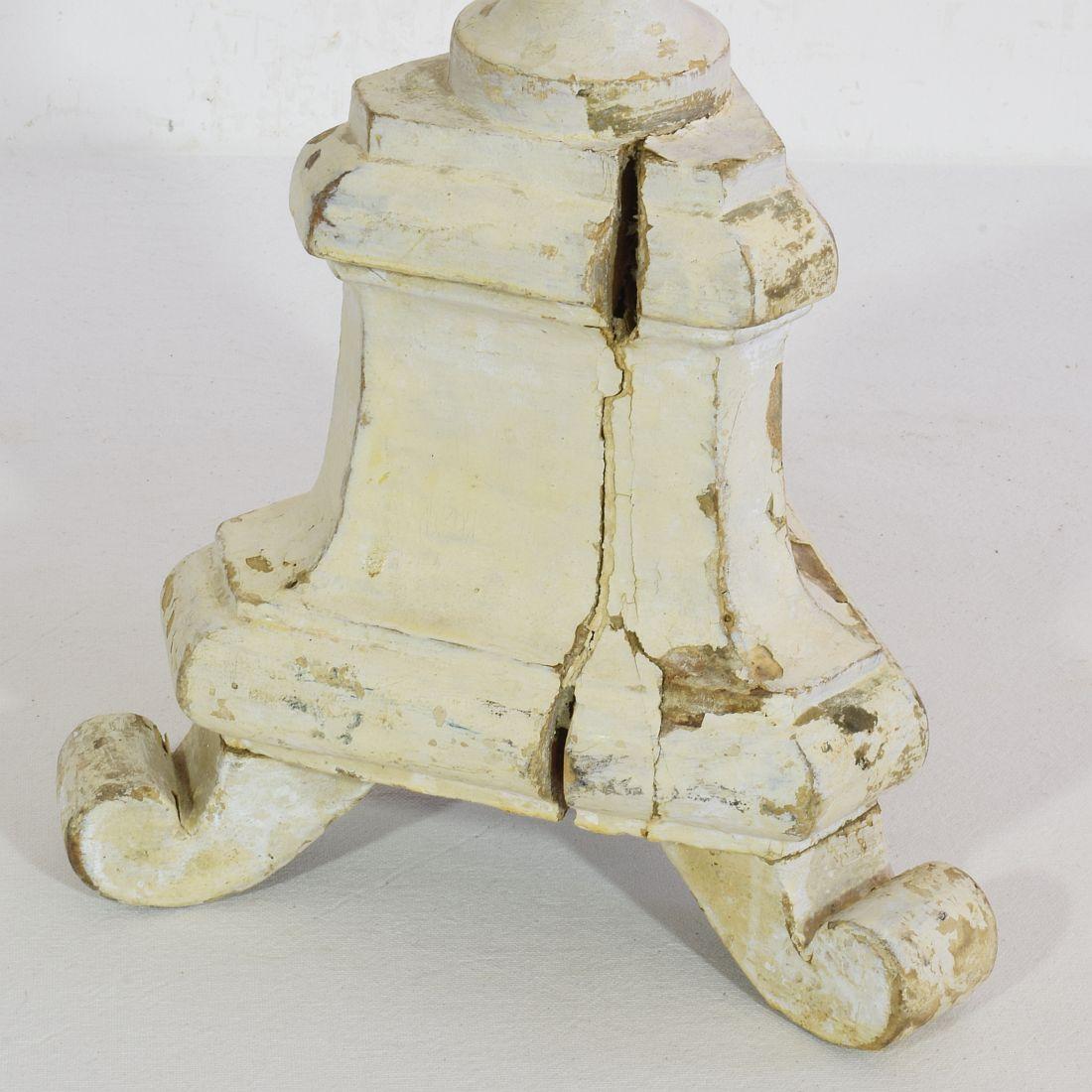 Pareja de candelabros italianos de madera tallada del siglo XIX de estilo neoclásico en venta 11