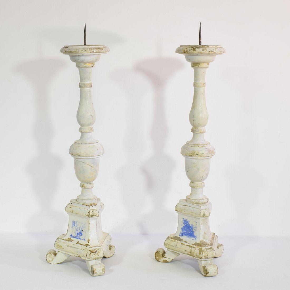Pareja de candelabros italianos de madera tallada del siglo XIX de estilo neoclásico Renacimiento neoclásico en venta