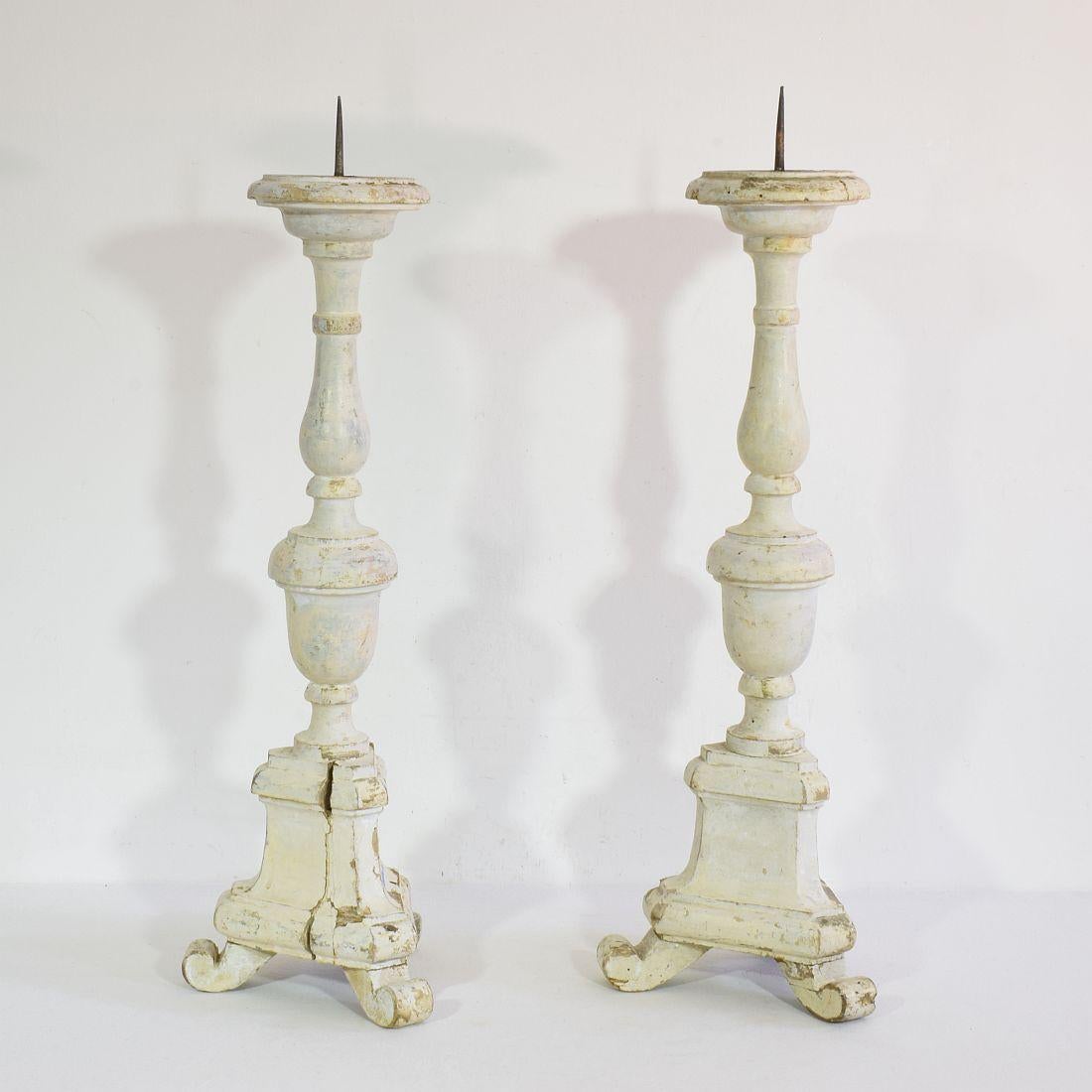 Couple of 19th Century Italian Carved Wooden Candleholders in Neoclassical Style In Good Condition For Sale In Buisson, FR