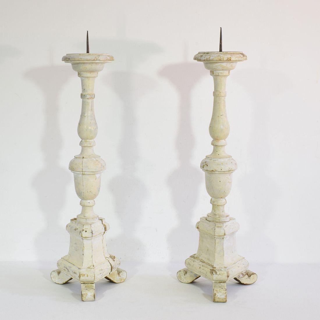 Pareja de candelabros italianos de madera tallada del siglo XIX de estilo neoclásico en Bueno estado para la venta en Buisson, FR