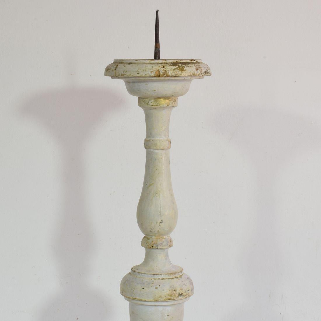 Pareja de candelabros italianos de madera tallada del siglo XIX de estilo neoclásico en venta 1