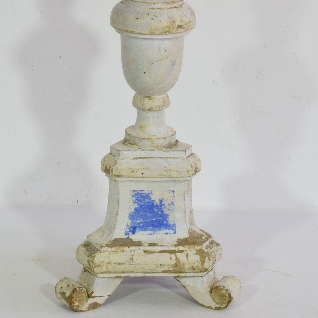 Pareja de candelabros italianos de madera tallada del siglo XIX de estilo neoclásico en venta 2