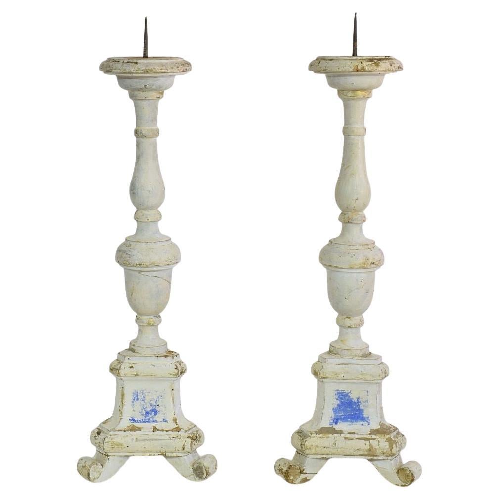 Pareja de candelabros italianos de madera tallada del siglo XIX de estilo neoclásico
