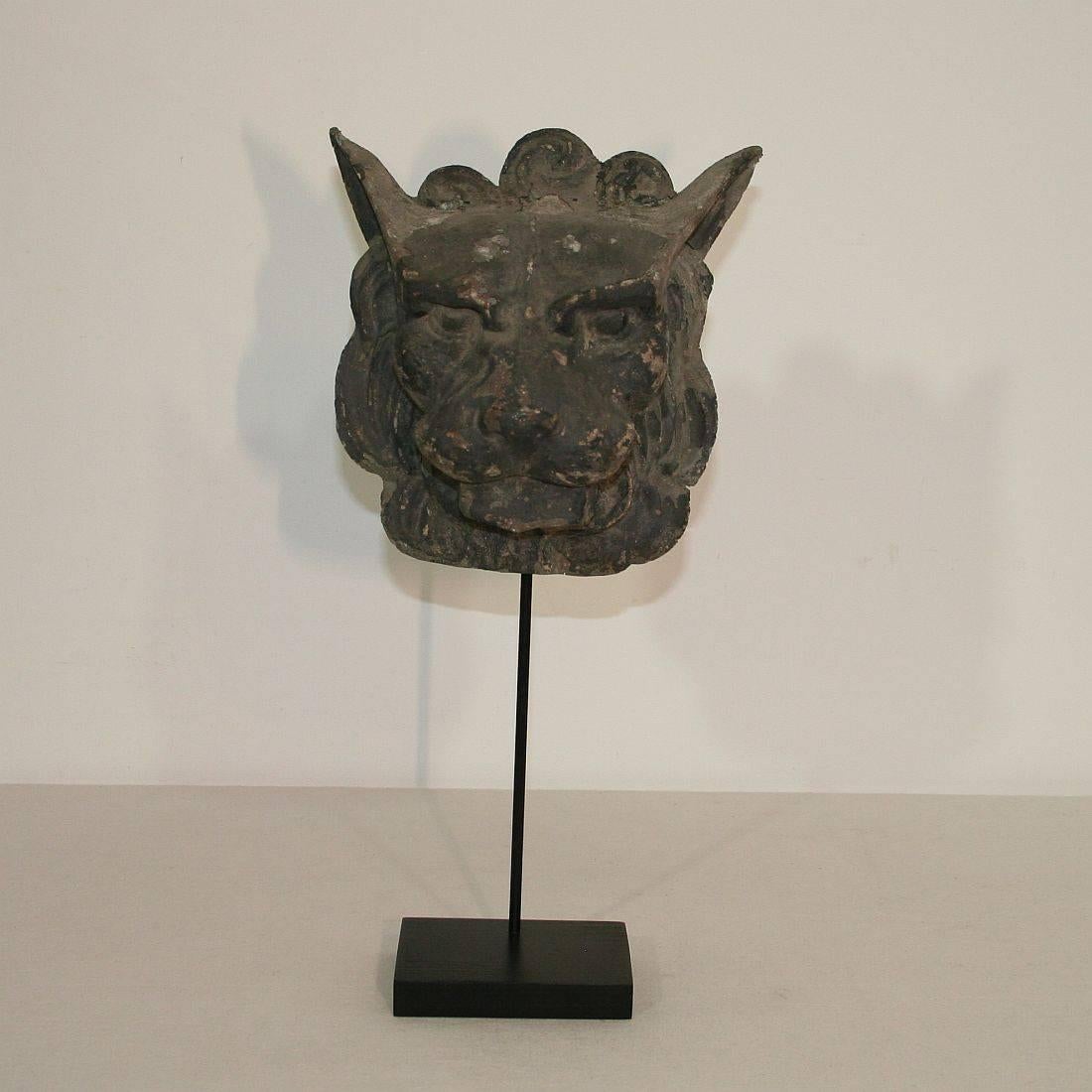 Couple of 19th Century, French Zinc Lion Head Fragments In Good Condition In Buisson, FR