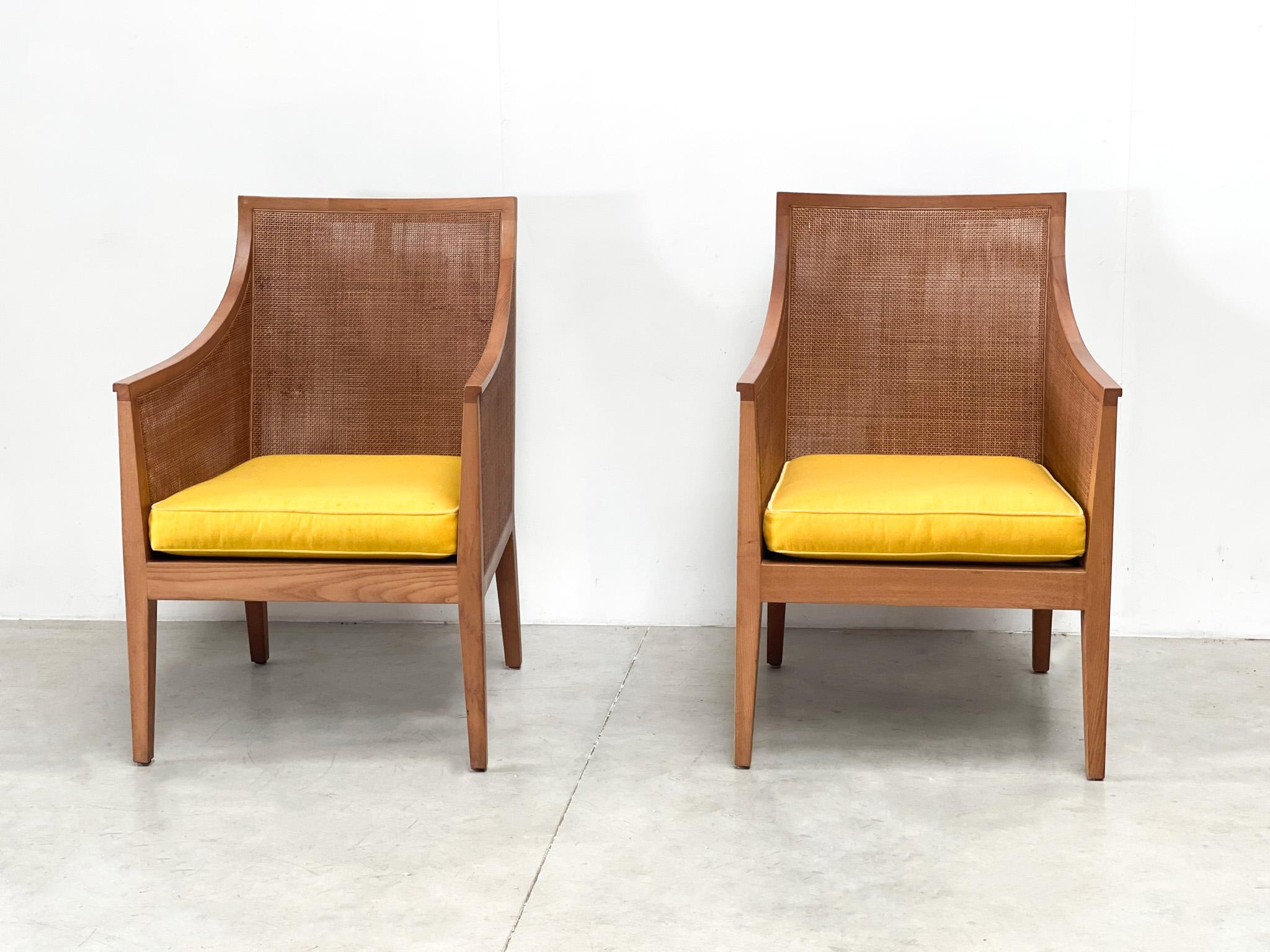 ein paar Sessel aus den 1970er Jahren. Dieses Spitzenduo wurde von Antonio Citterio in den 1970er Jahren entworfen! Die Stühle haben ein modernes Aussehen und eine moderne Ausstrahlung. Sie sind hergestellt aus
Die Stühle sind in sehr gutem Zustand.