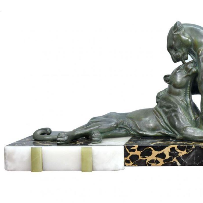 Regulates 1930 couple of panthers on onyx and portor base, unsigned but we find the same model signed by Becquerel of dimension marble base height 36 cm length 83 cm depth 25 cm.

Additional information:
Material: Marble & onyx, Spelter.