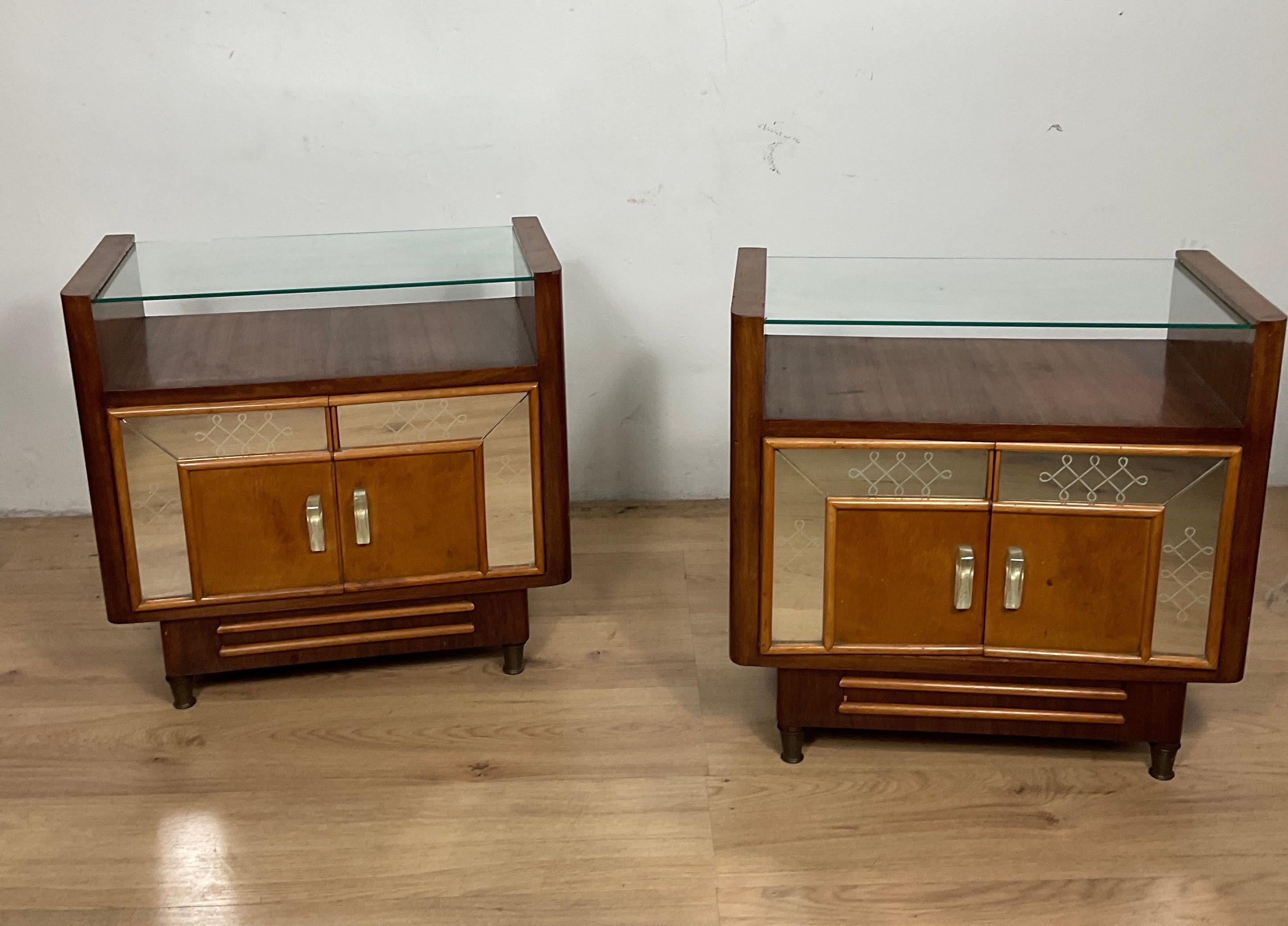 LUIGI BRUSOTTI  Production Italy 1940 ca. Pair of bedside tables in walnut and maple wood, on the front a compartment closed by two hinged doors decorated with mirrored crystal and engraved with geometric patterns, an open compartment with