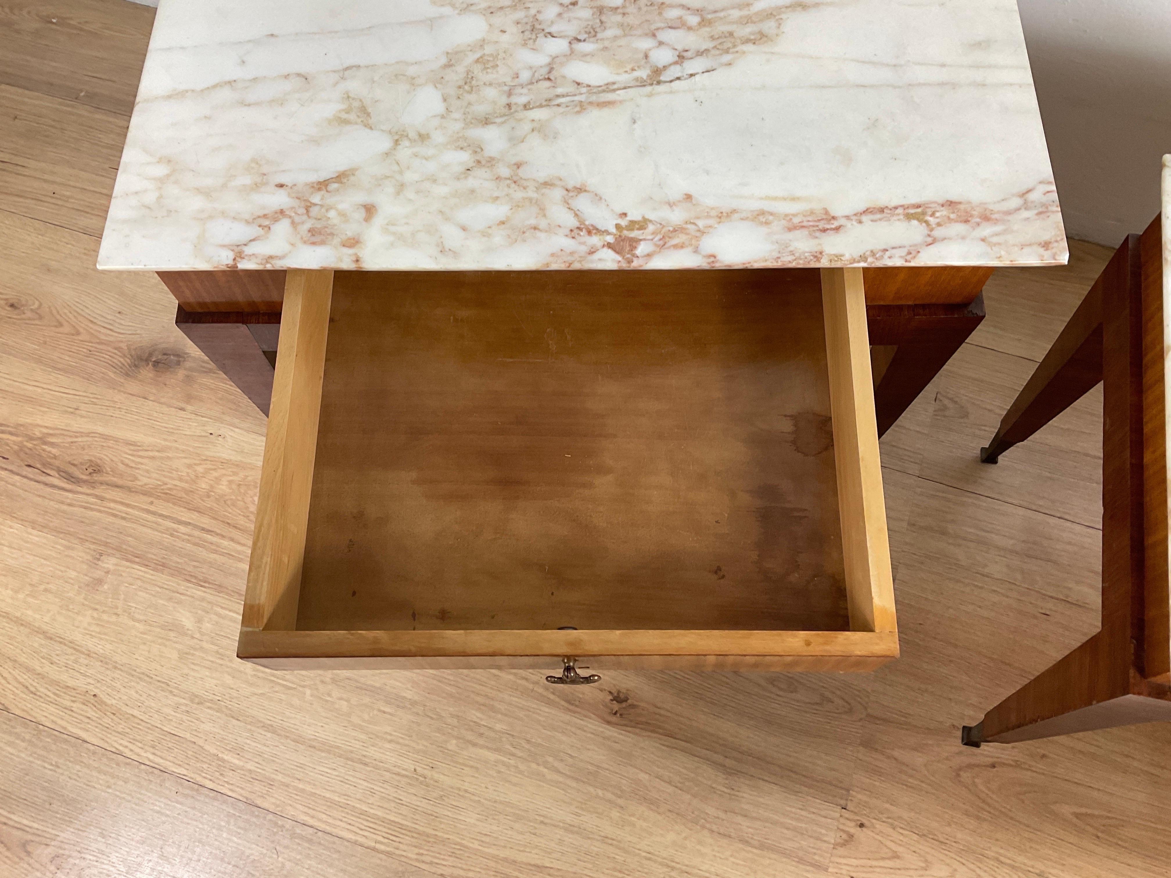 Ensemble de deux tables de chevet avec tiroir et plateau en marbre de Paolo Buffa en vente 5