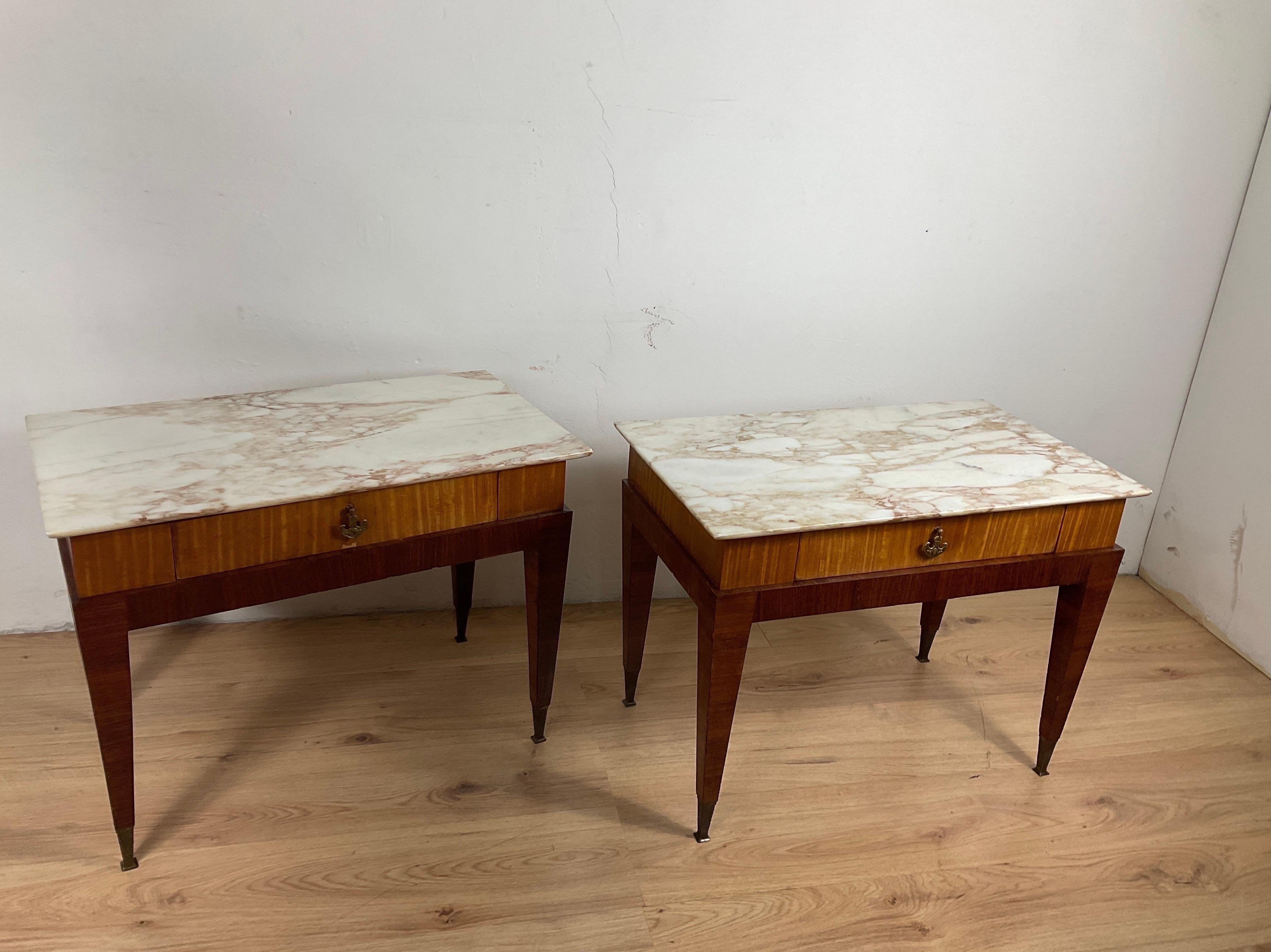 Milieu du XXe siècle Ensemble de deux tables de chevet avec tiroir et plateau en marbre de Paolo Buffa en vente