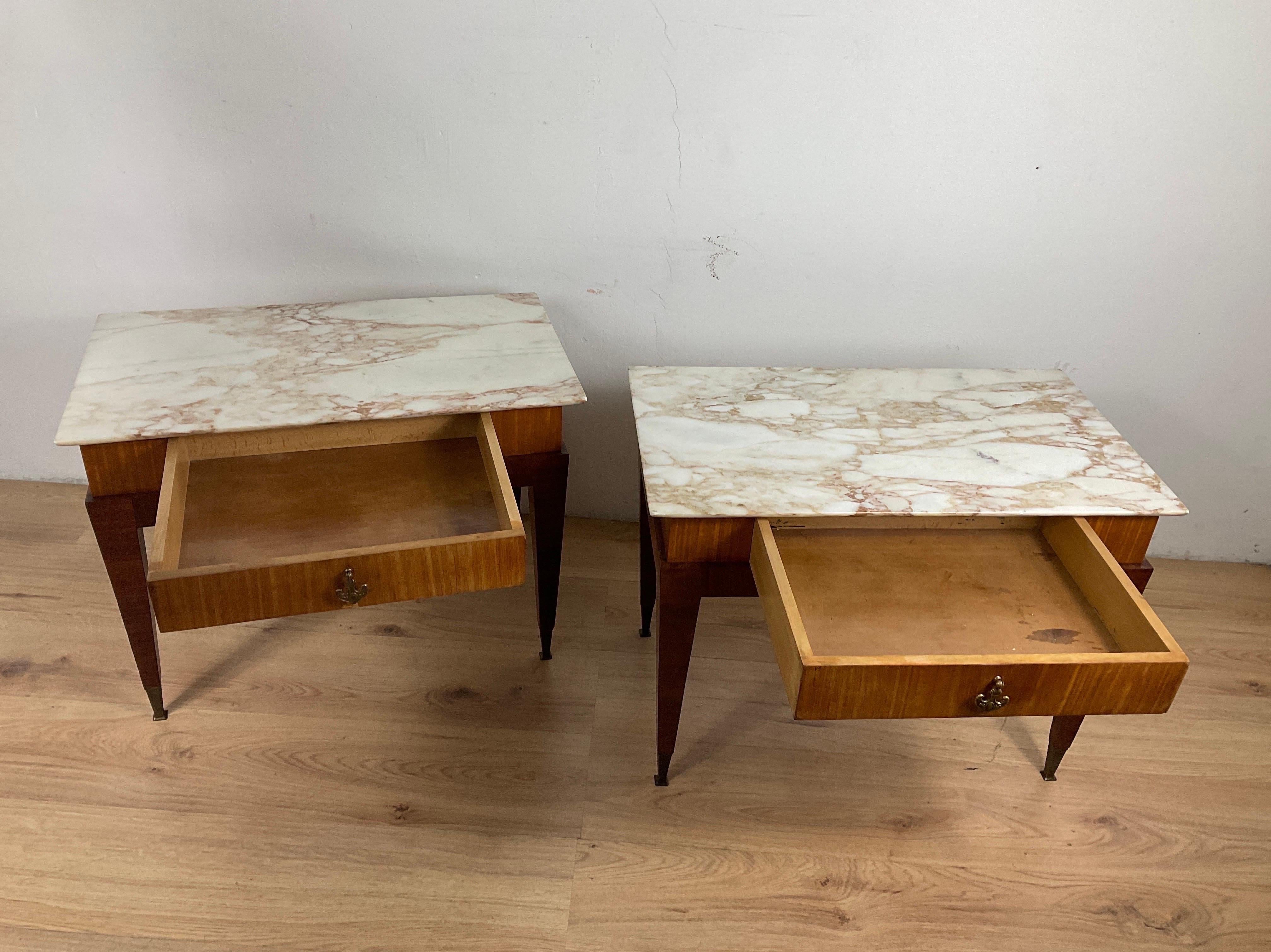 Bois Ensemble de deux tables de chevet avec tiroir et plateau en marbre de Paolo Buffa en vente