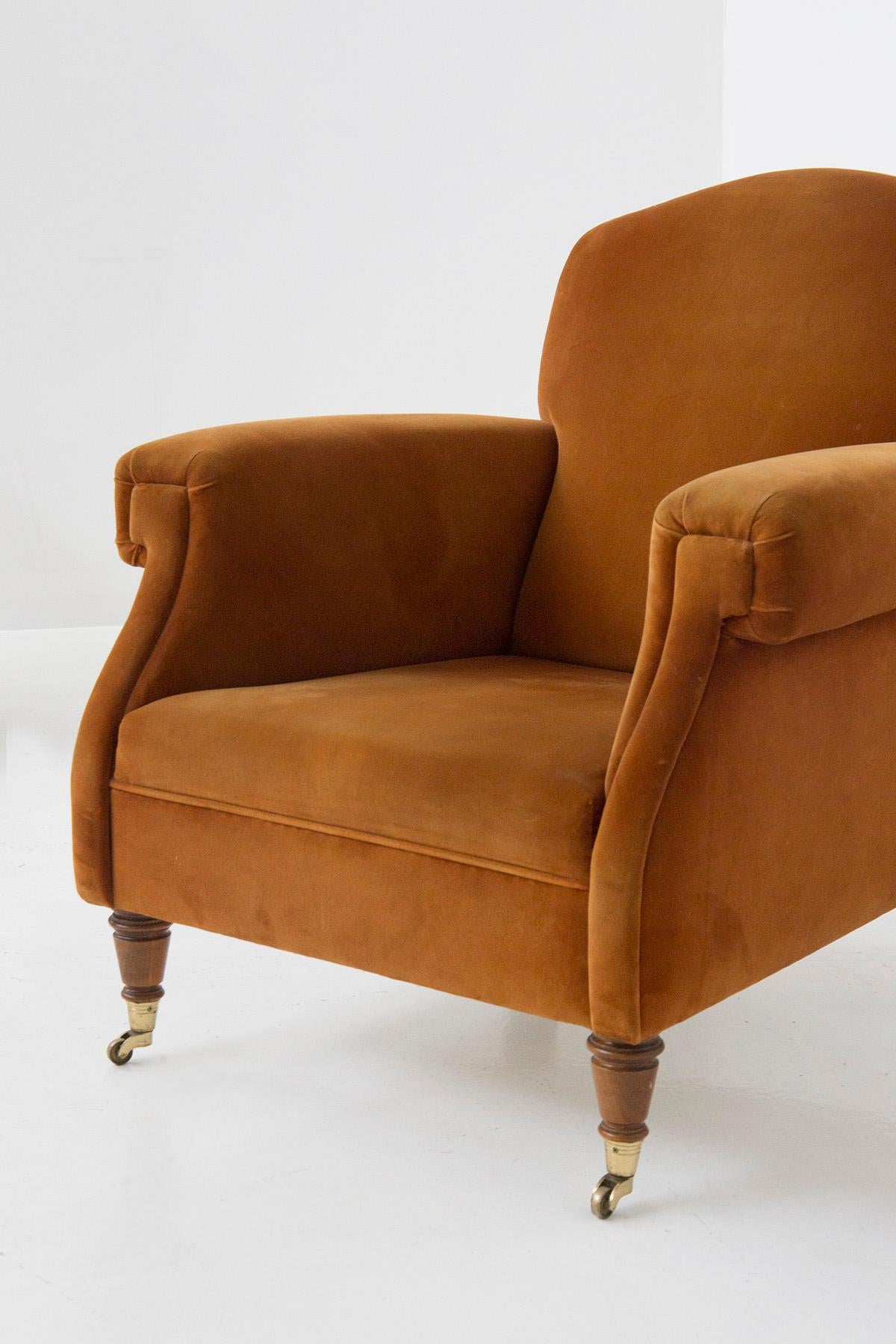 Beautiful pair of English style armchairs made in the 1950s in a beautiful brown velvet.
The armchairs have 4 feet to support the seat: the two at the back are made of a beautiful, durable dark wood, with a sinuous, square shape; the front ones
