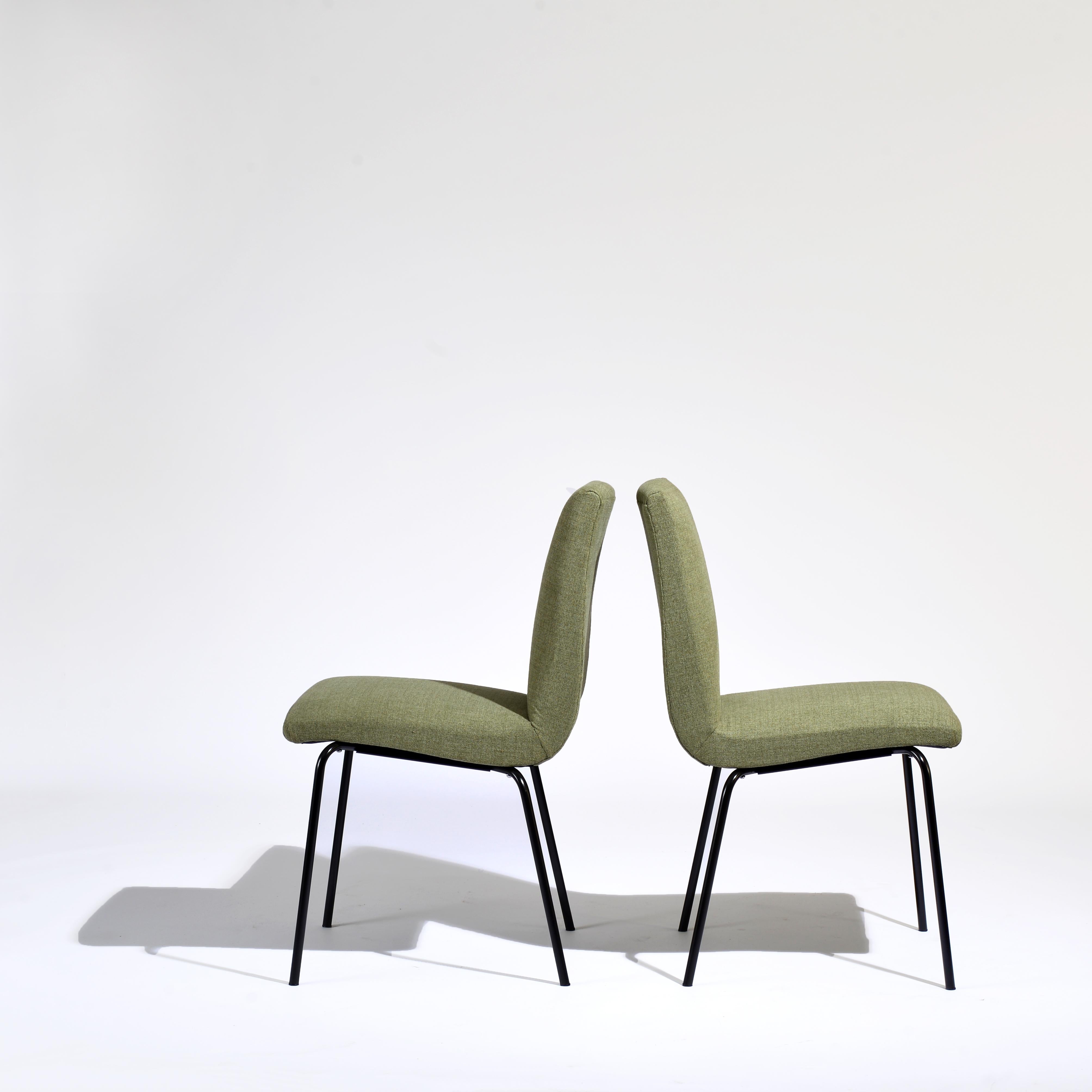 Paire de chaises, design de Pierre Calle, édité par Meurop dans les années 60, de la série appelée 