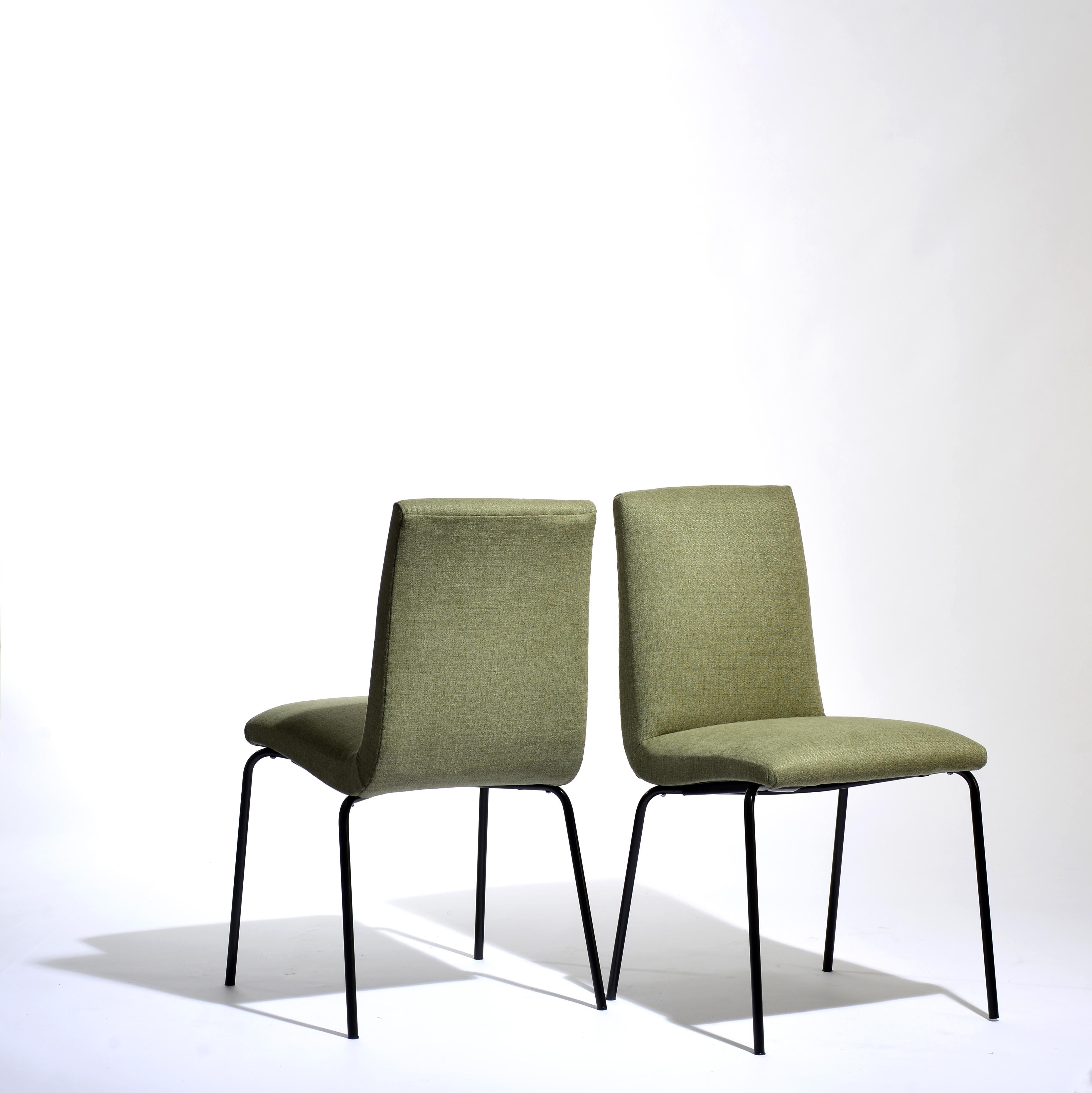 Paar Stühle entworfen von Pierre Guariche für Meurop (Moderne der Mitte des Jahrhunderts) im Angebot