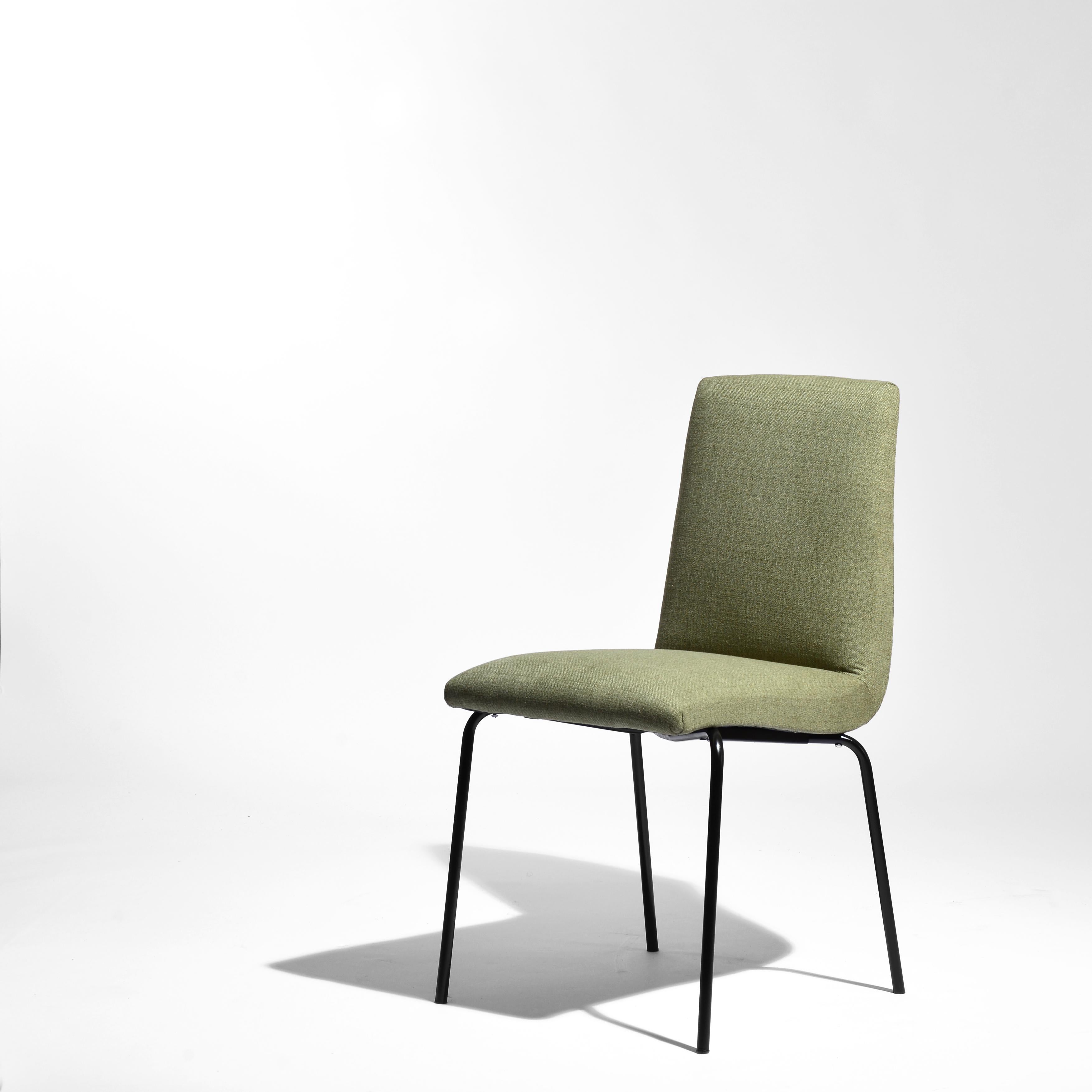 Mid-Century Modern Deux chaises conçues par Pierre Guariche pour Meurop en vente