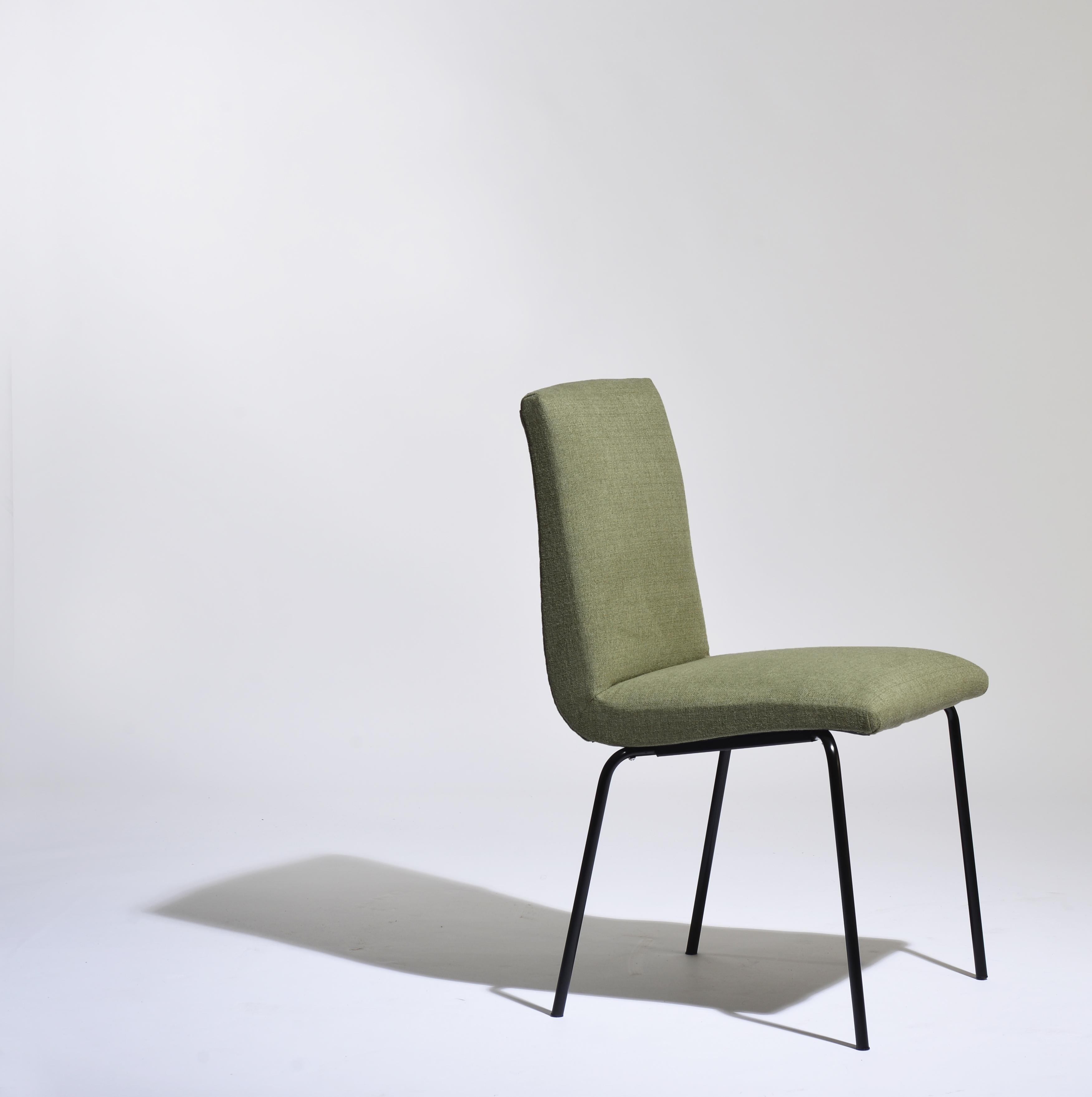 Paar Stühle entworfen von Pierre Guariche für Meurop (Gemalt) im Angebot