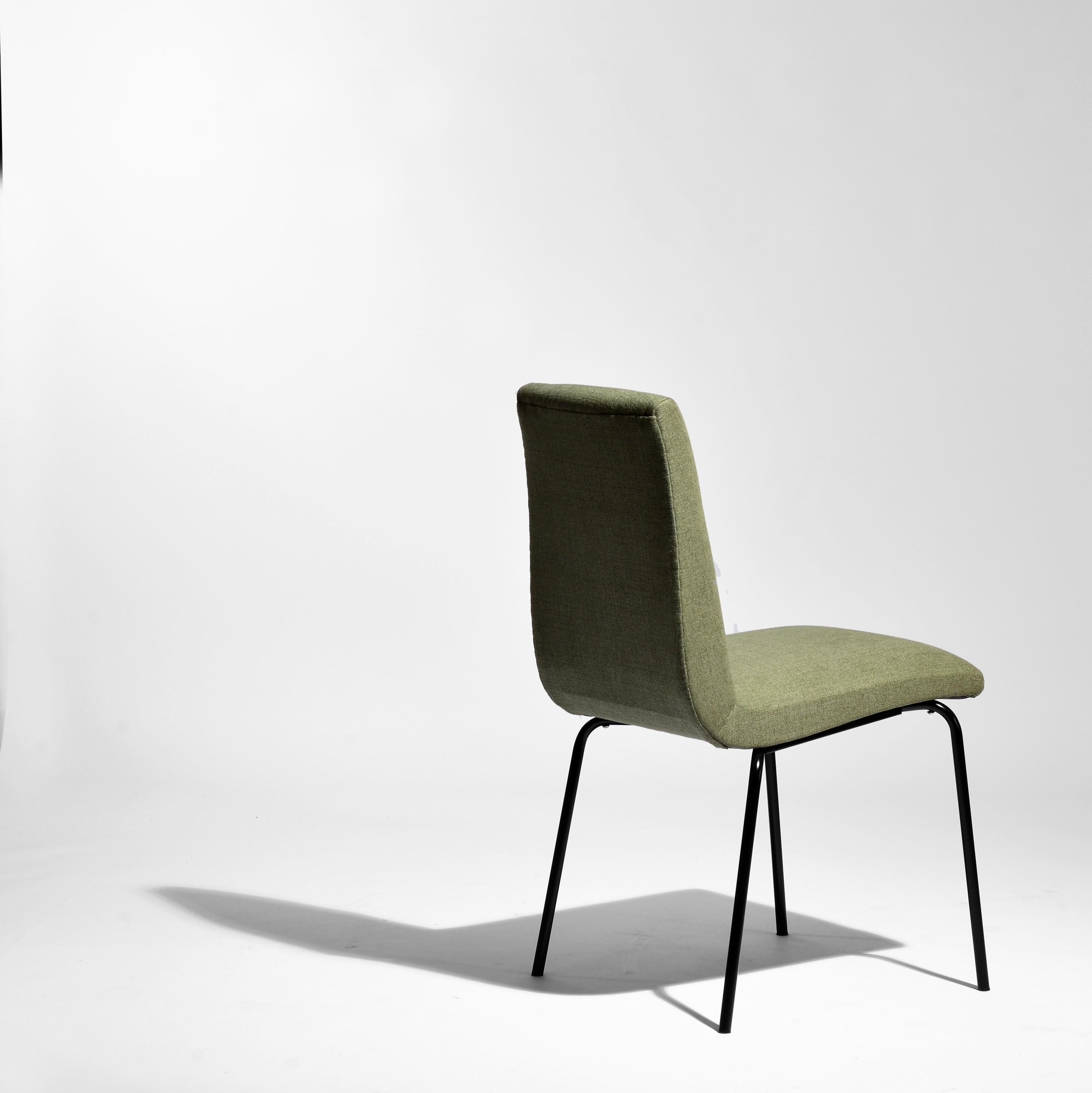 Peint Deux chaises conçues par Pierre Guariche pour Meurop en vente