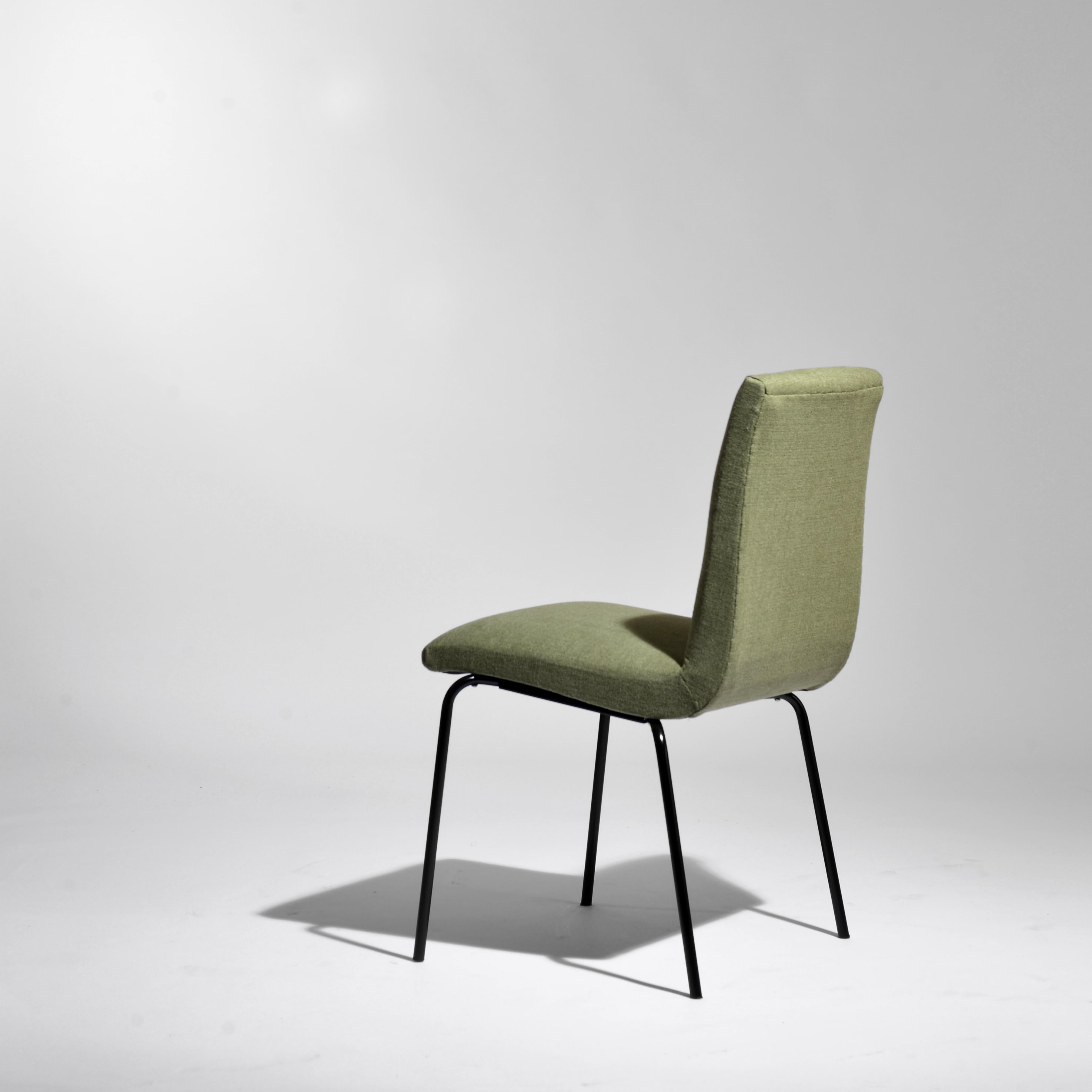 Paar Stühle entworfen von Pierre Guariche für Meurop (Mitte des 20. Jahrhunderts) im Angebot