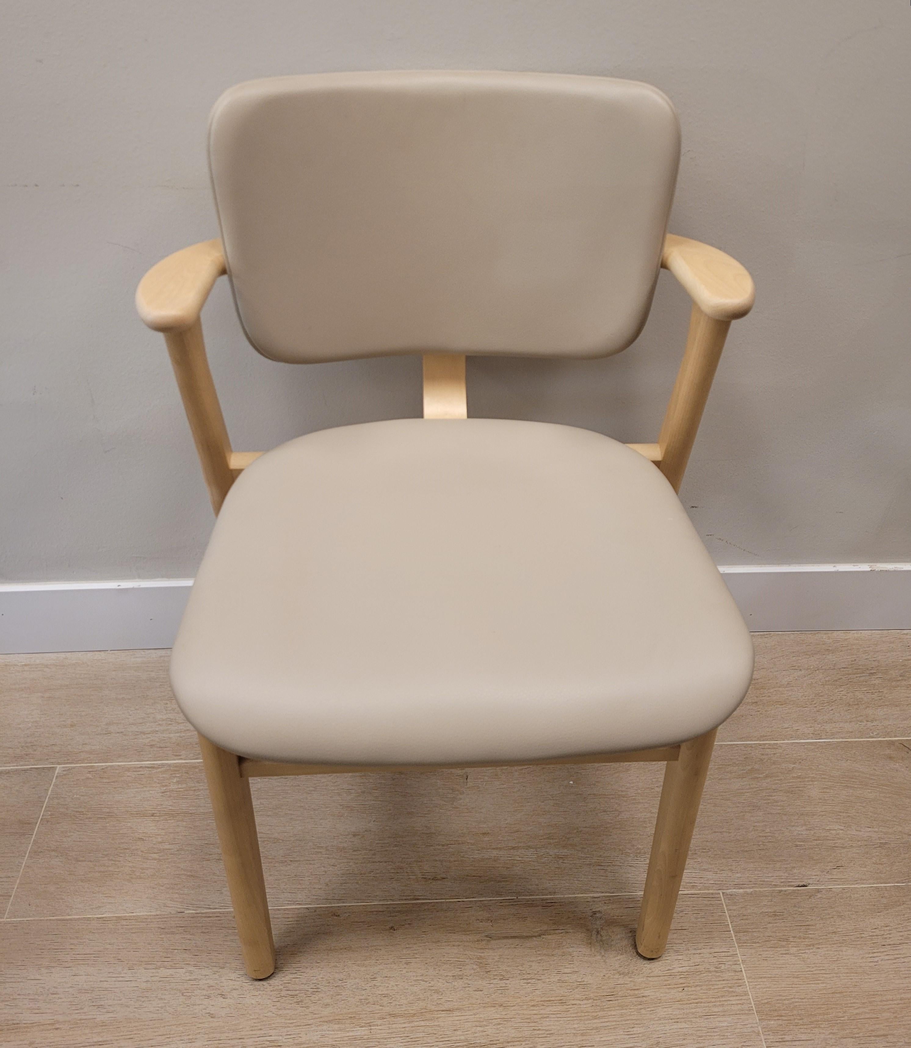 Couple of Finnish chairs by Ilmari Domus beige leather Birch wood For Sale 4