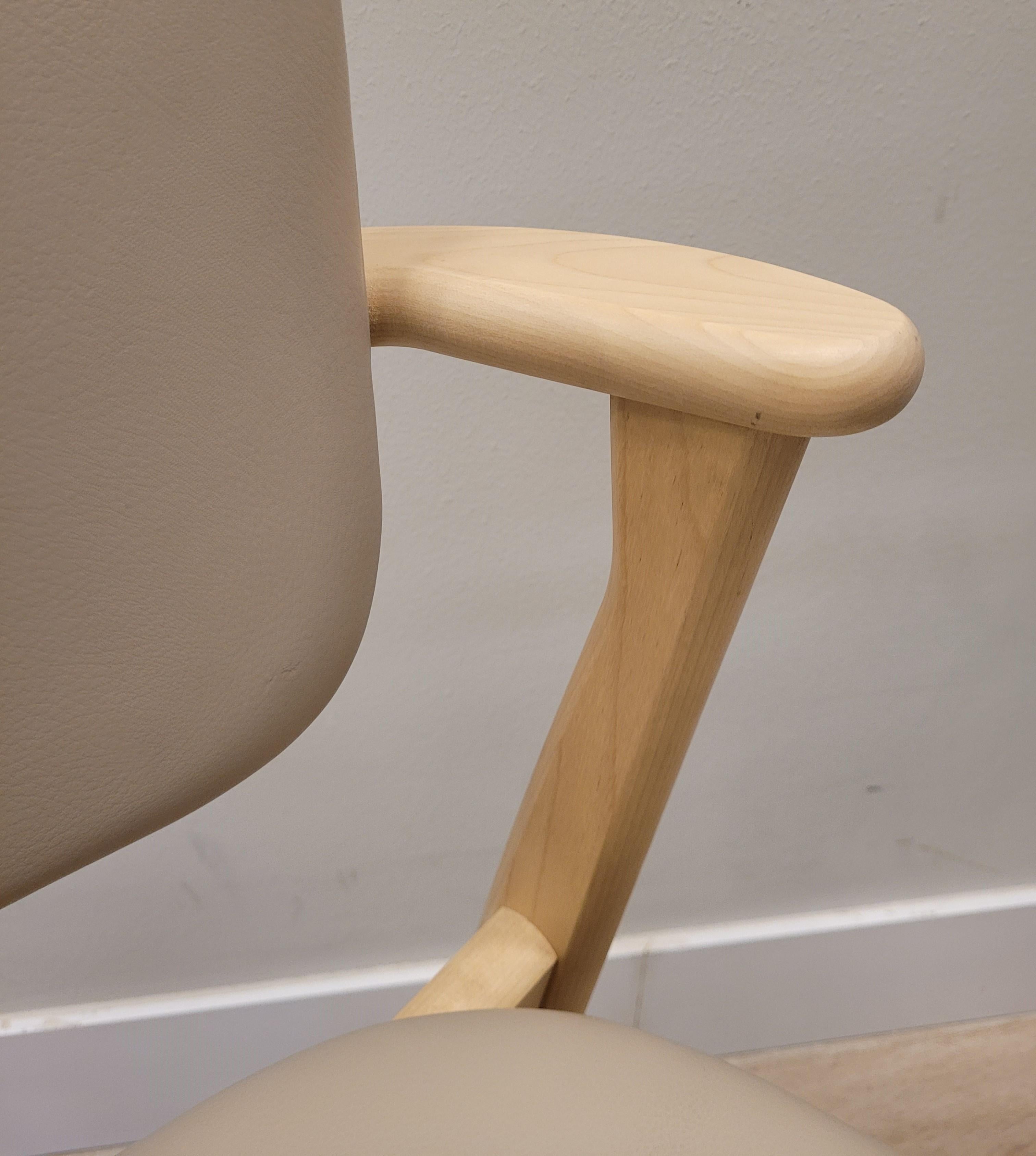 Paar finnische Stühle von Ilmari Domus aus beigefarbenem Leder aus Birkenholz im Angebot 6