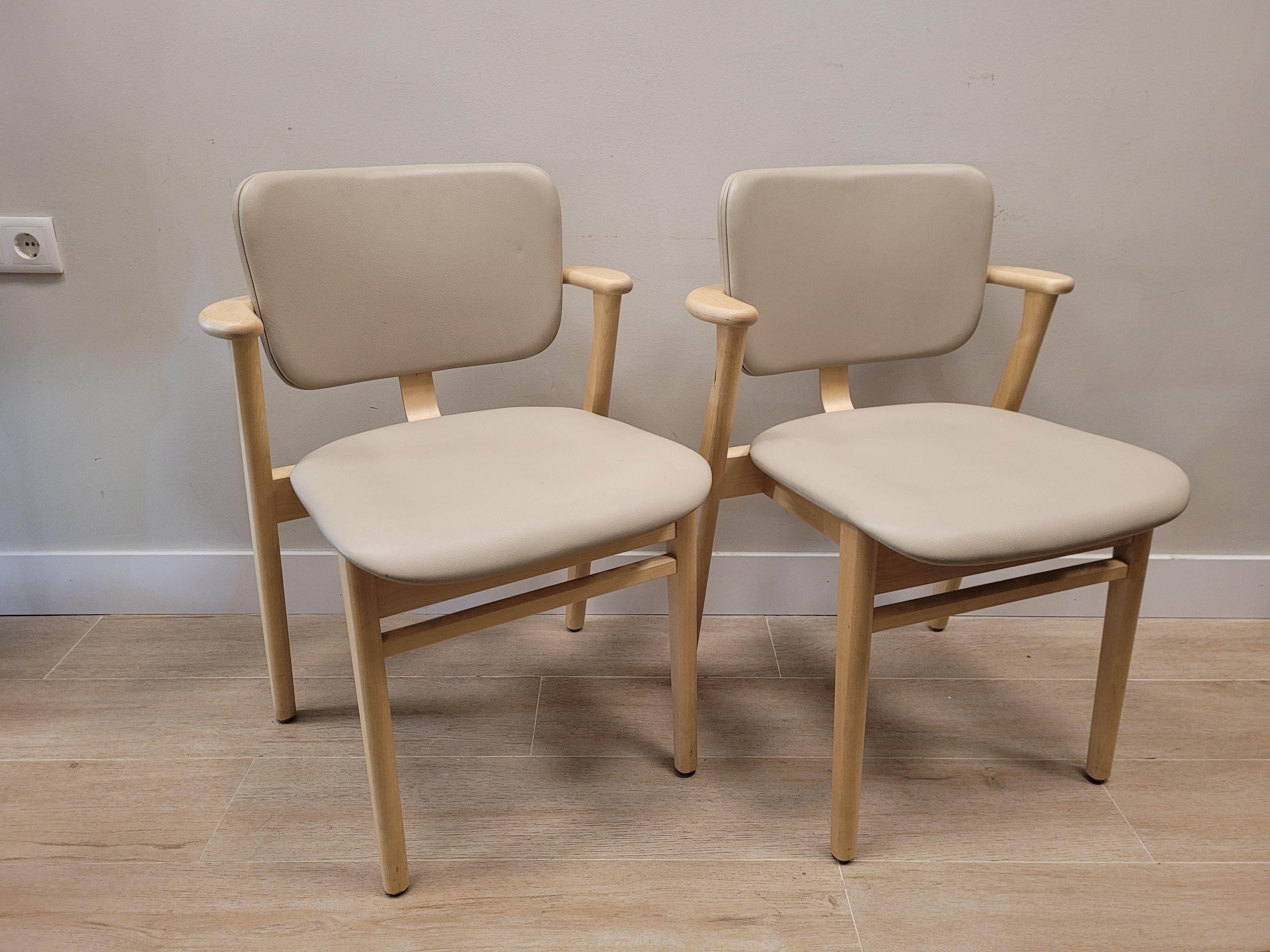Paar finnische Stühle von Ilmari Domus aus beigefarbenem Leder aus Birkenholz (Bauhaus) im Angebot