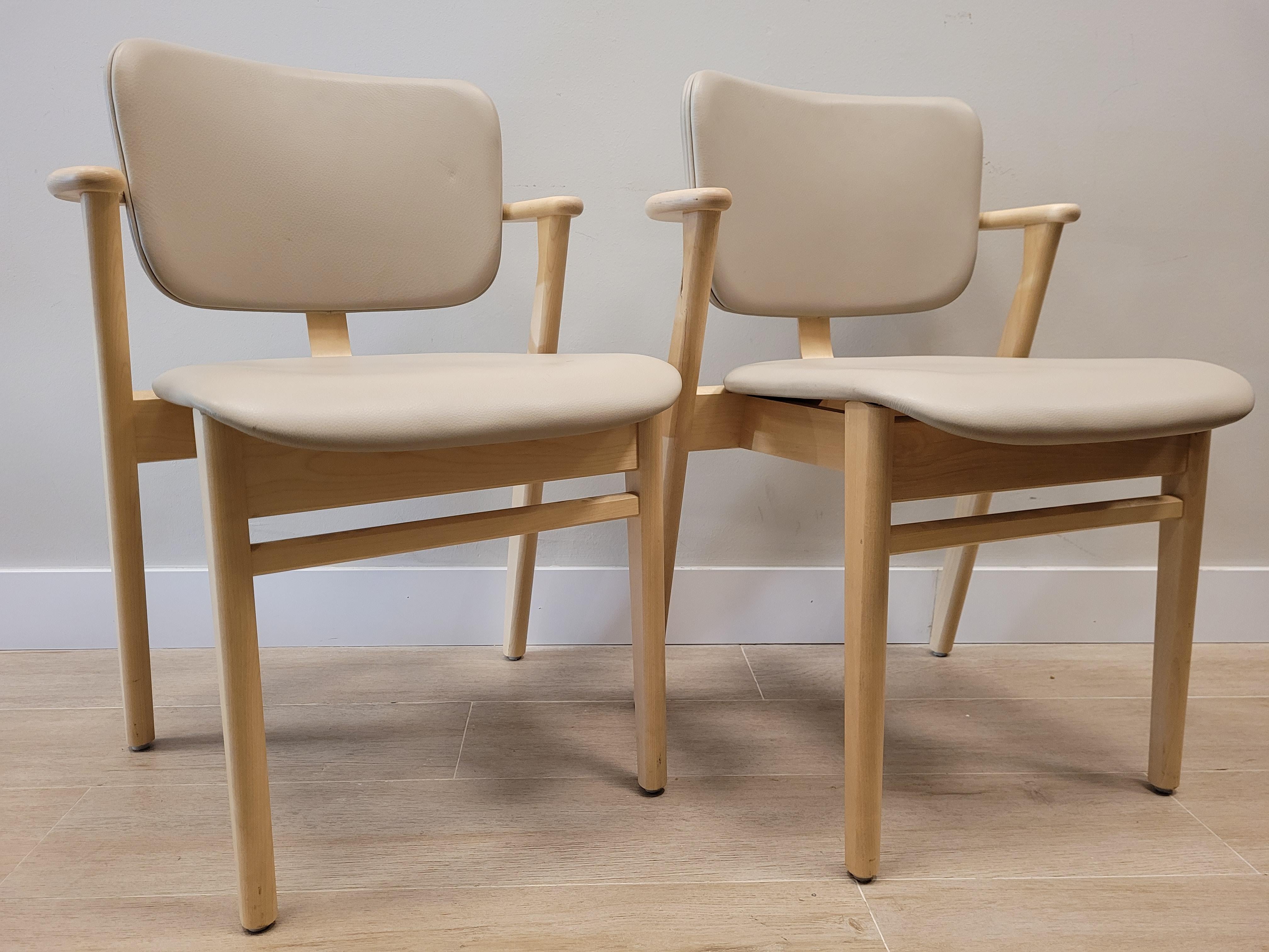 Paar finnische Stühle von Ilmari Domus aus beigefarbenem Leder aus Birkenholz (Finnisch) im Angebot