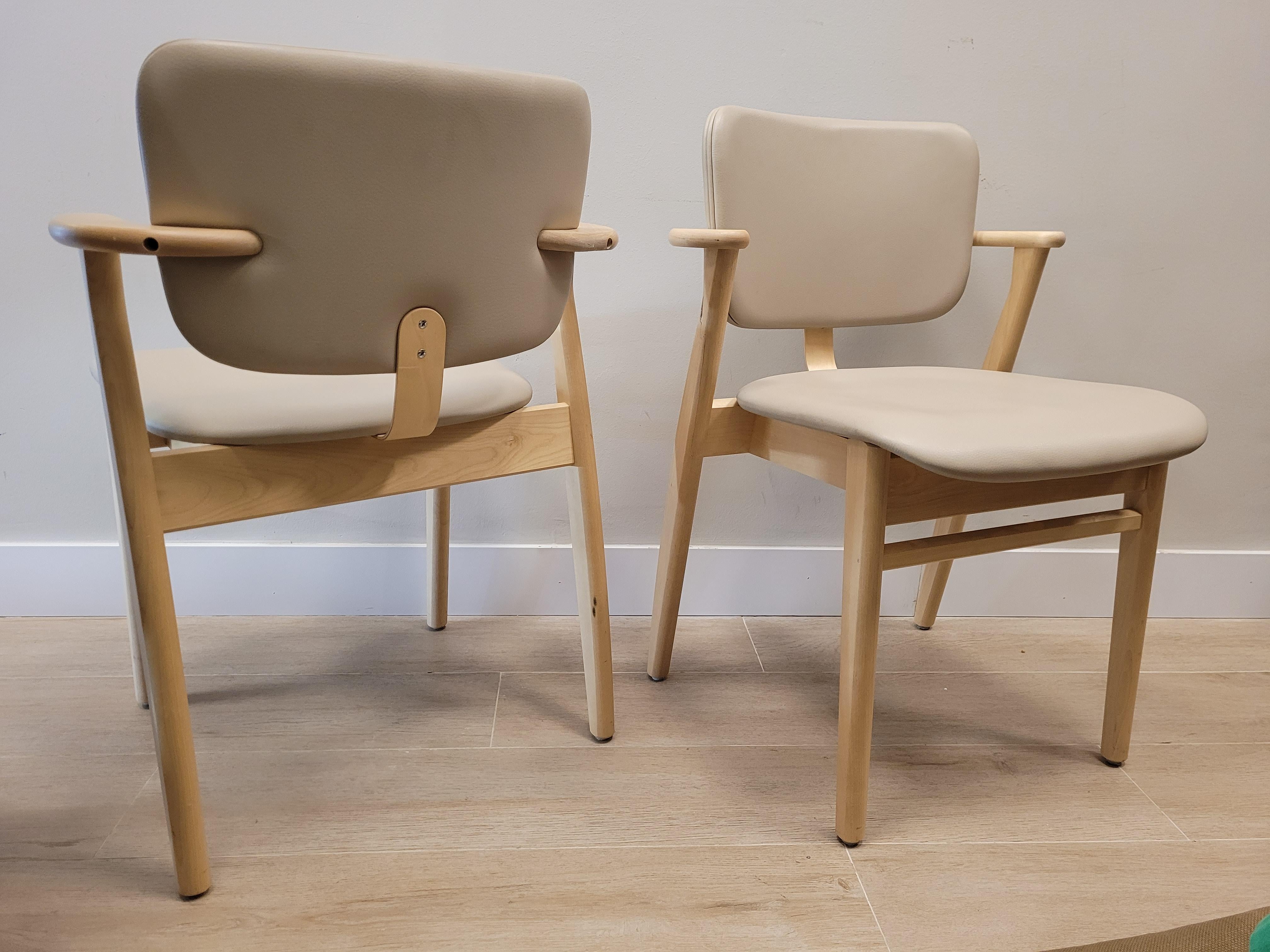 Hand-Crafted Couple of Finnish chairs by Ilmari Domus beige leather Birch wood For Sale