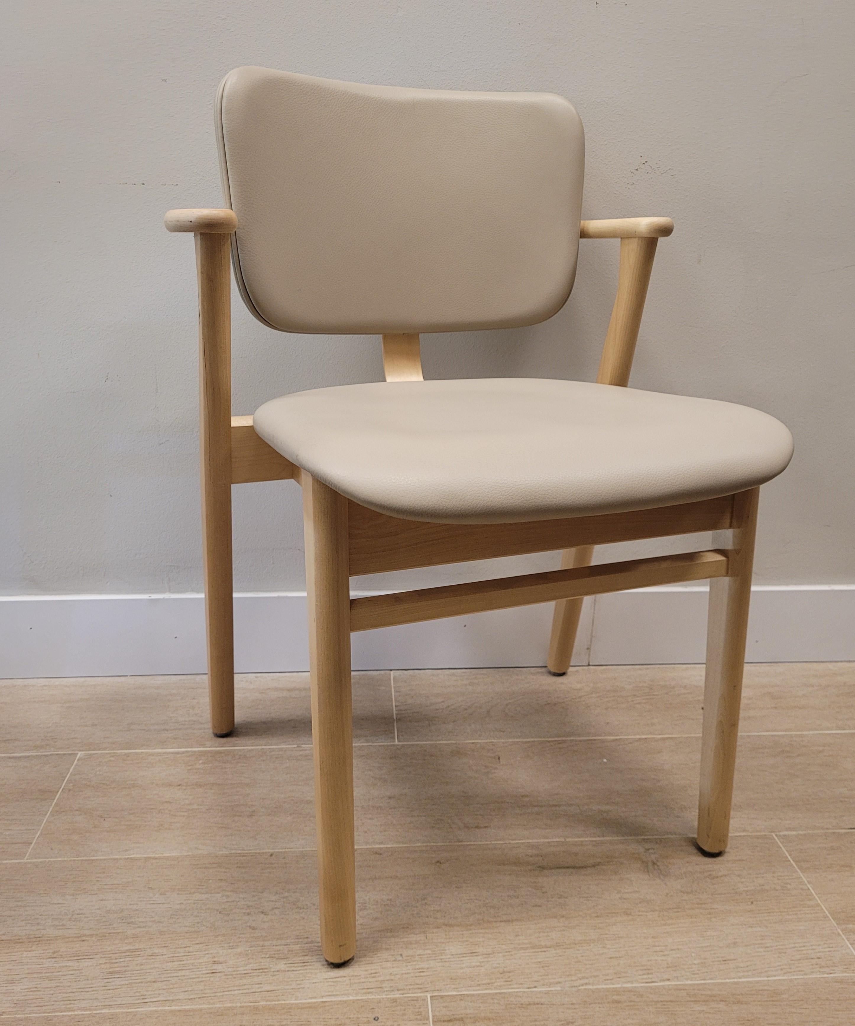 Couple of Finnish chairs by Ilmari Domus beige leather Birch wood In Good Condition For Sale In Valladolid, ES