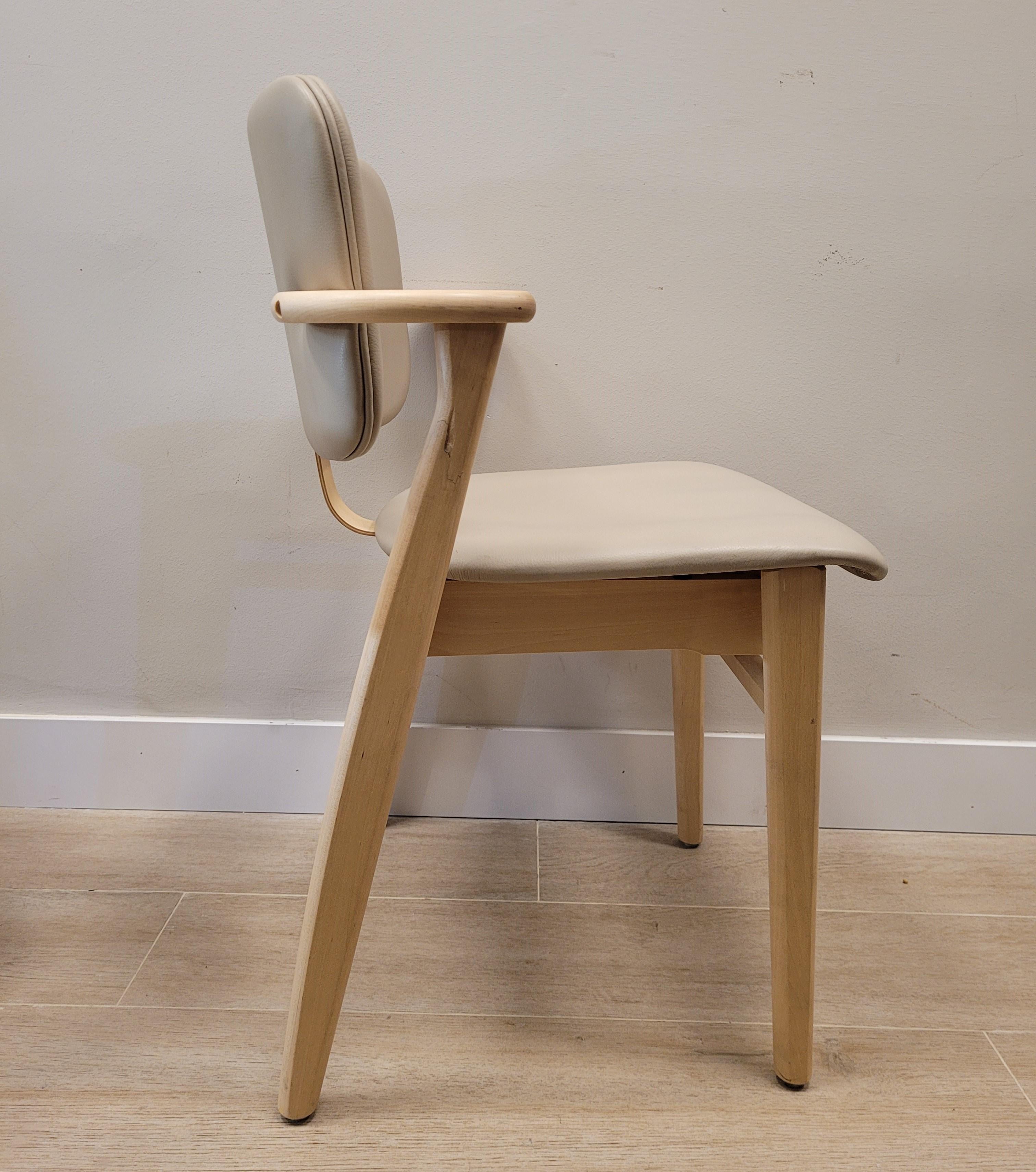 Wood Couple of Finnish chairs by Ilmari Domus beige leather Birch wood For Sale