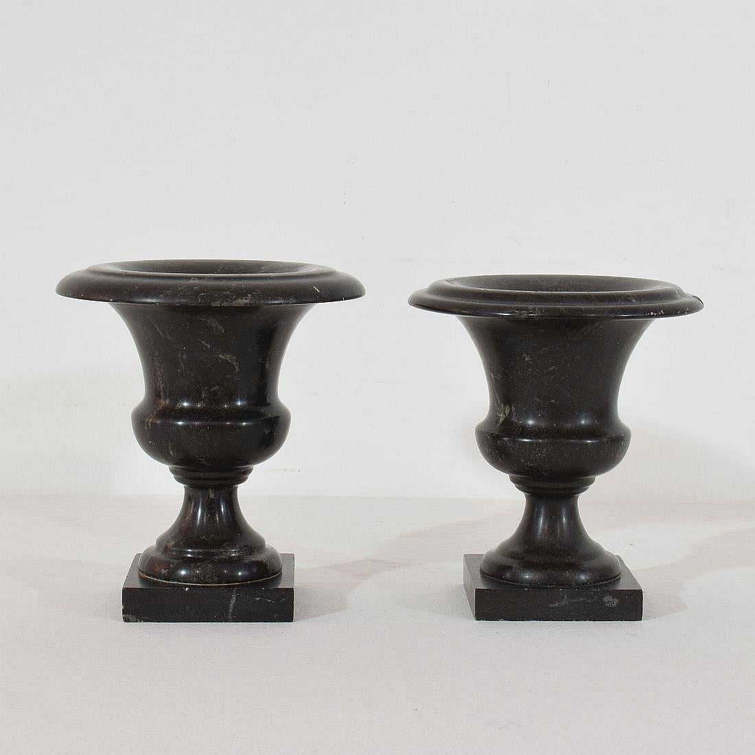 Couple of French 19th Century Black Marble Vases or Urns In Good Condition In Buisson, FR
