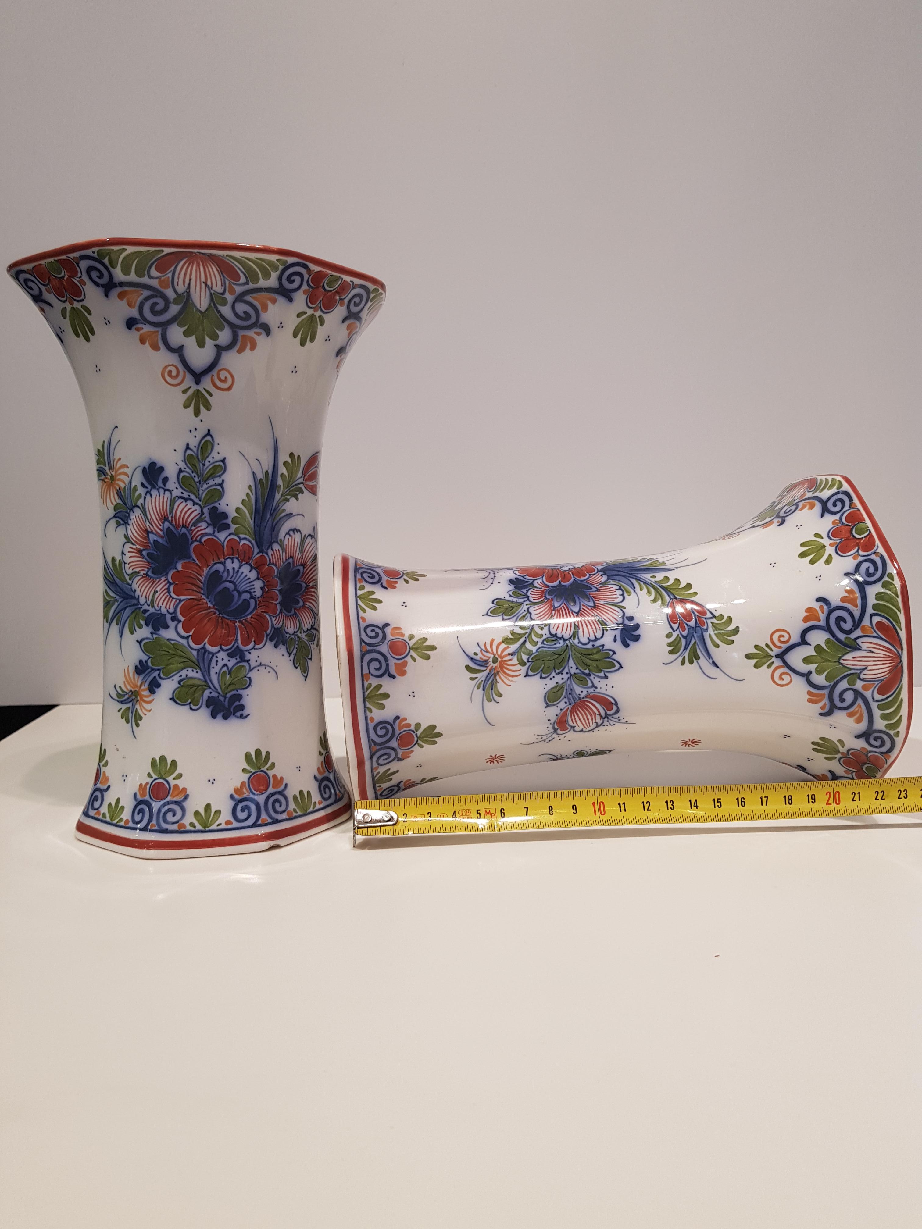 Pair of Zenith Gouda vases in 4 colors of the 1960s, hand painted by Gouda (Netherlands). These are vases with a spectacular floral pallet in the center, with bright colors on the classic Delft ivory background.
Its primary trait is the